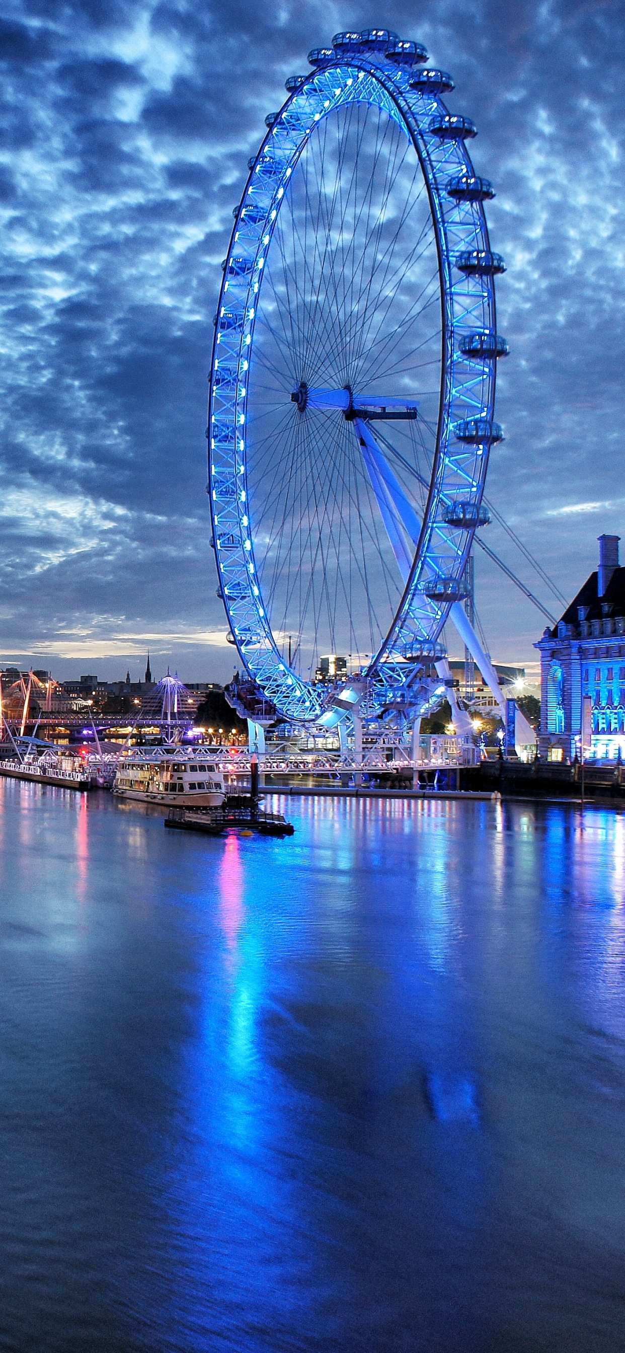 Riesenrad in Der Nähe Eines Gewässers Während Der Nacht. Wallpaper in 1242x2688 Resolution