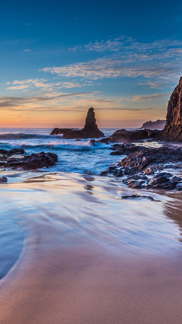 Formation de Roche Brune Sur la Mer Pendant le Coucher du Soleil. Wallpaper in 750x1334 Resolution