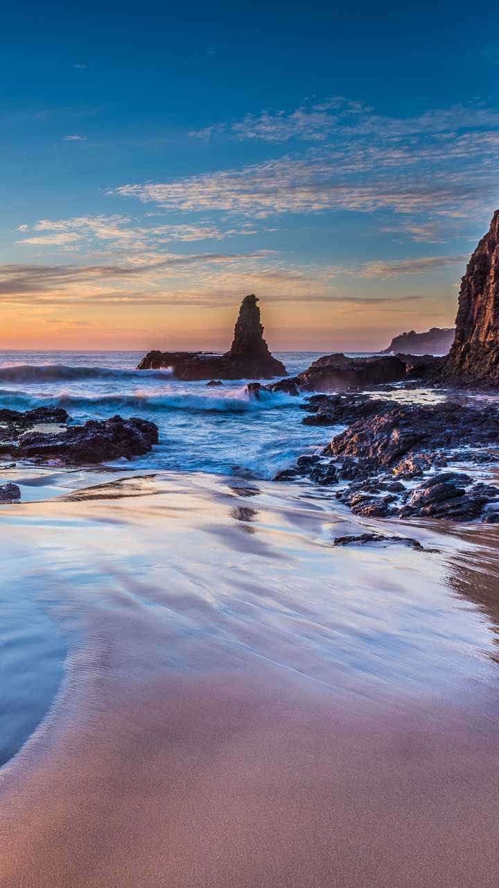 Braune Felsformation Auf Dem Meer Bei Sonnenuntergang. Wallpaper in 720x1280 Resolution