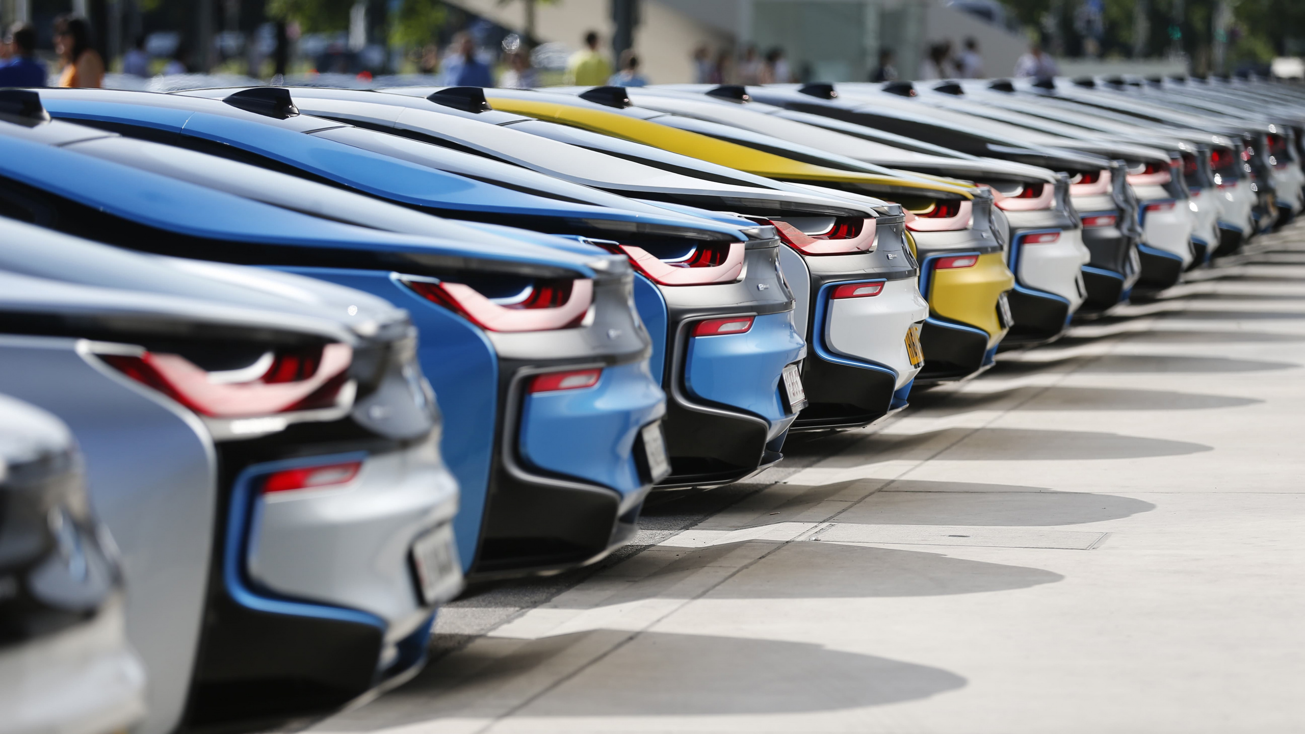 Voitures Bleues Jaunes et Noires Sur le Parking Pendant la Journée. Wallpaper in 2560x1440 Resolution