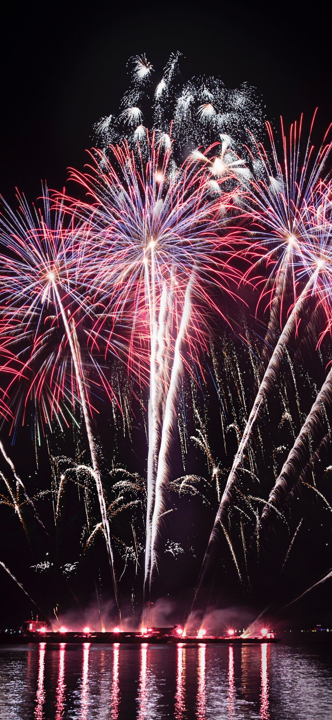 Pirotecnia, Naturaleza, Reflexión, el Día de Año Nuevo, Medianoche. Wallpaper in 1125x2436 Resolution