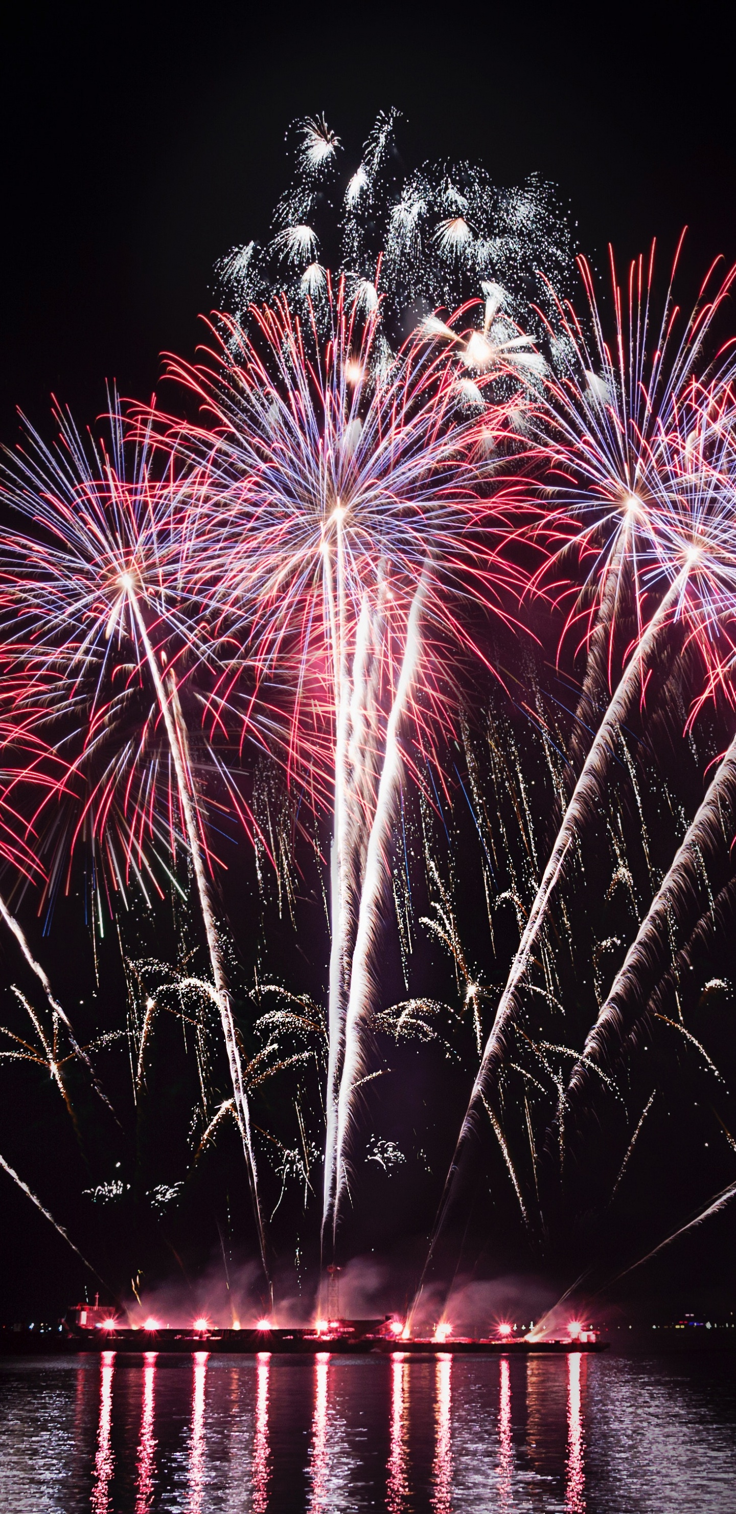 Pirotecnia, Naturaleza, Reflexión, el Día de Año Nuevo, Medianoche. Wallpaper in 1440x2960 Resolution