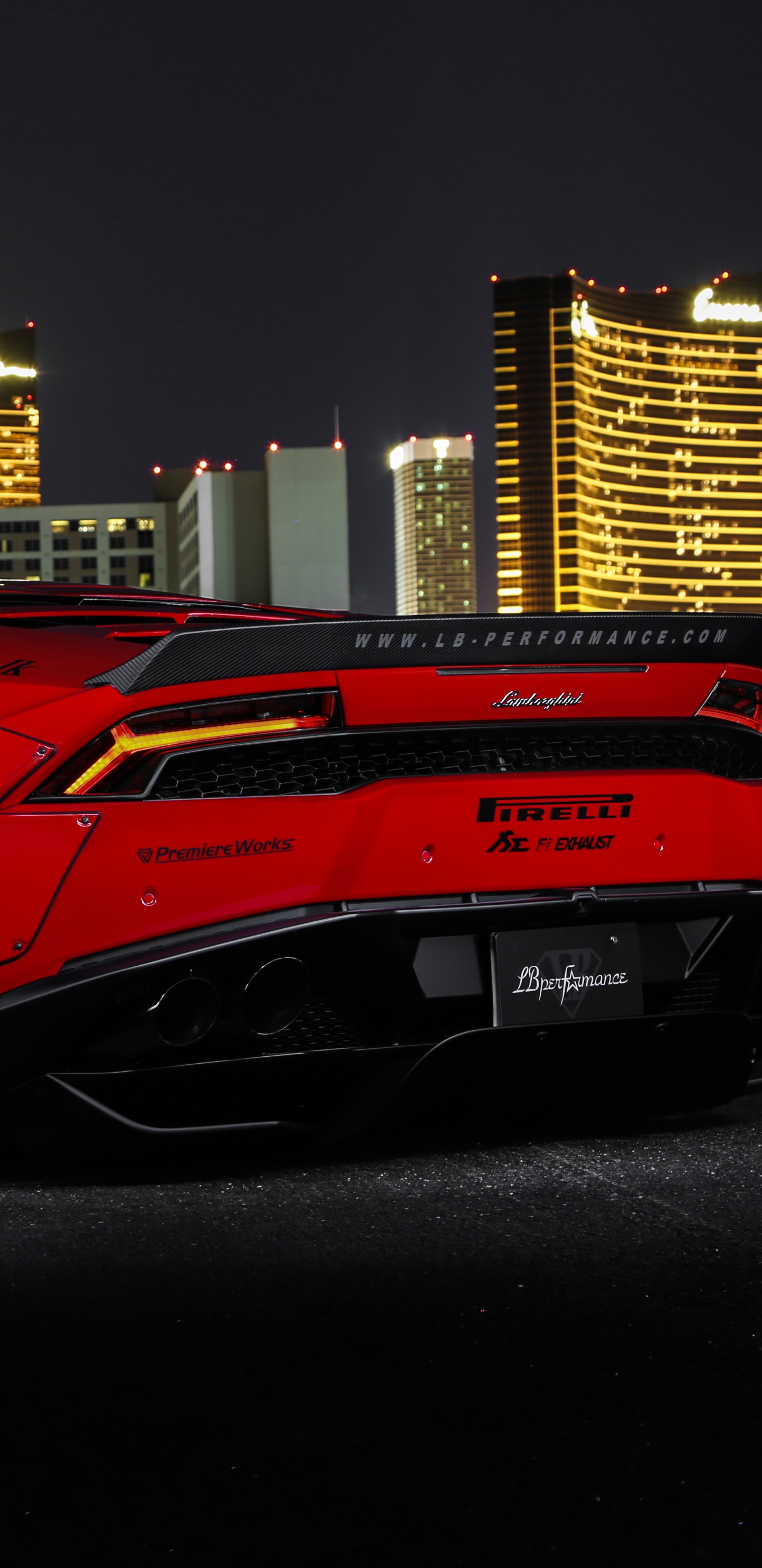 Ferrari 458 Italia Rojo Estacionado Cerca Del Edificio Durante la Noche. Wallpaper in 1440x2960 Resolution