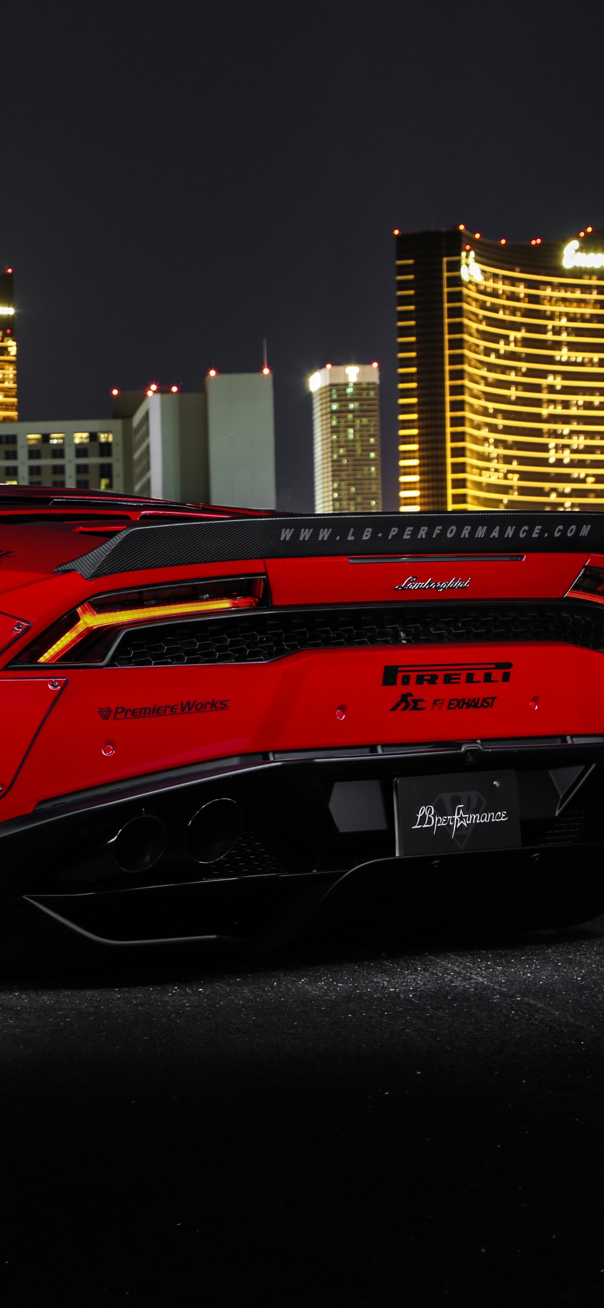 Ferrari Rouge 458 Italia Garée Près du Bâtiment Pendant la Nuit. Wallpaper in 1242x2688 Resolution