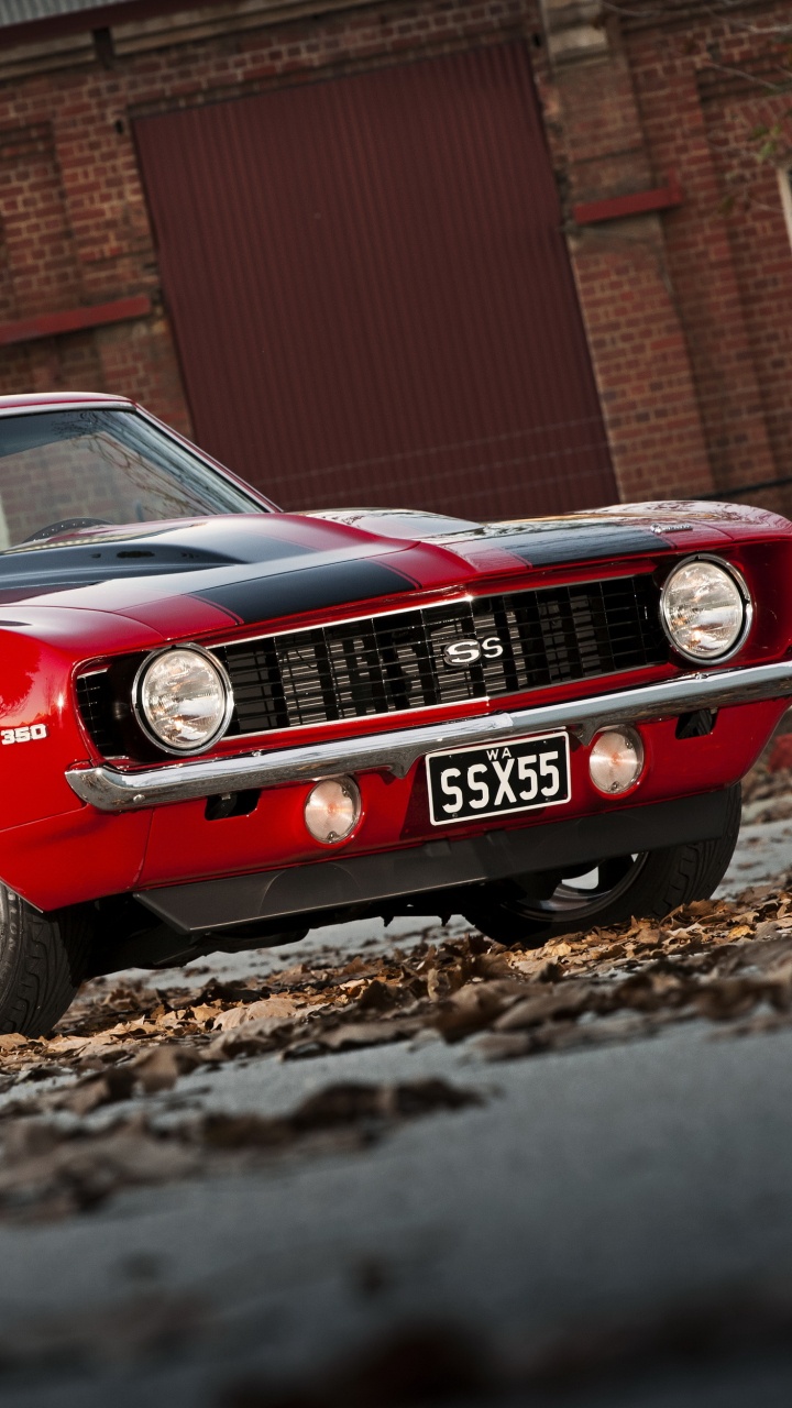 Mercedes Benz Coupe Rojo Sobre Suelo Marrón. Wallpaper in 720x1280 Resolution