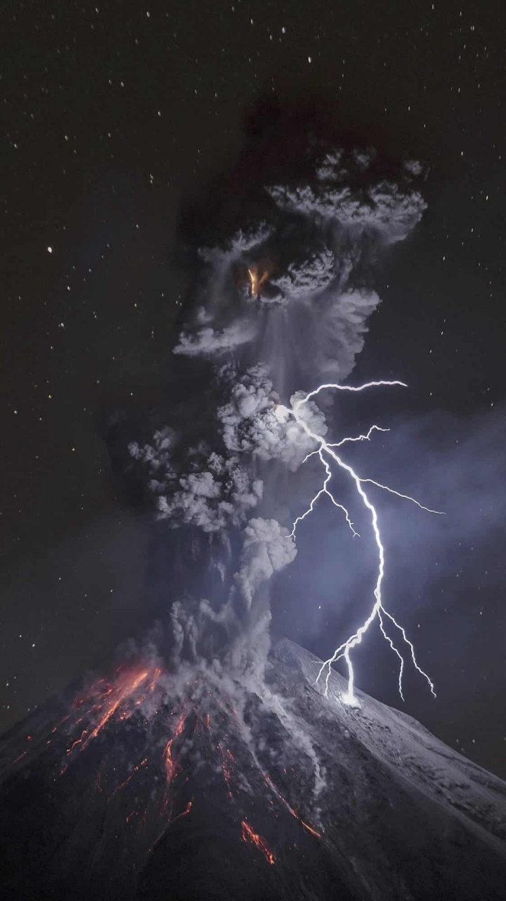 Weißer Rauch Kommt Aus Dem Berg. Wallpaper in 720x1280 Resolution