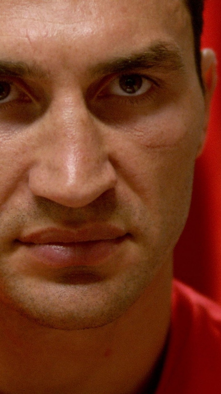 Man in Red Crew Neck Shirt. Wallpaper in 720x1280 Resolution