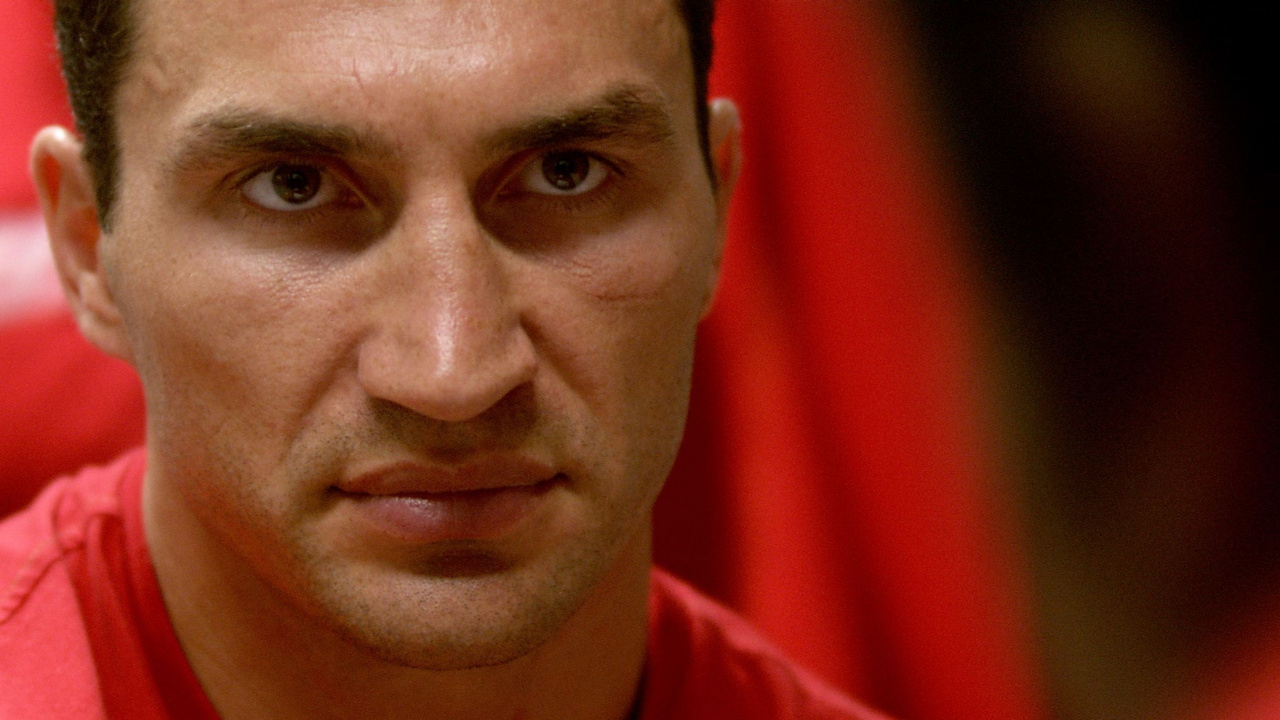 Hombre en Camisa Roja de Cuello Redondo. Wallpaper in 1280x720 Resolution