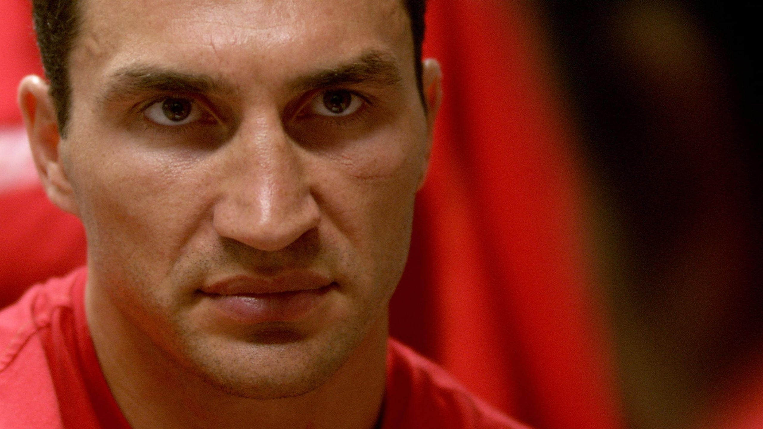 Hombre en Camisa Roja de Cuello Redondo. Wallpaper in 2560x1440 Resolution