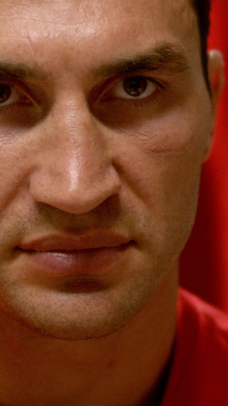 Hombre en Camisa Roja de Cuello Redondo. Wallpaper in 750x1334 Resolution