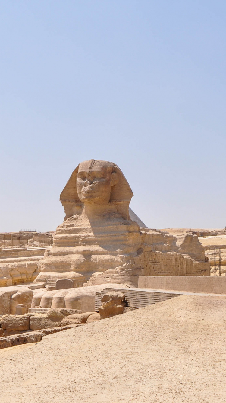 Pirámide Marrón Bajo un Cielo Azul Durante el Día. Wallpaper in 750x1334 Resolution