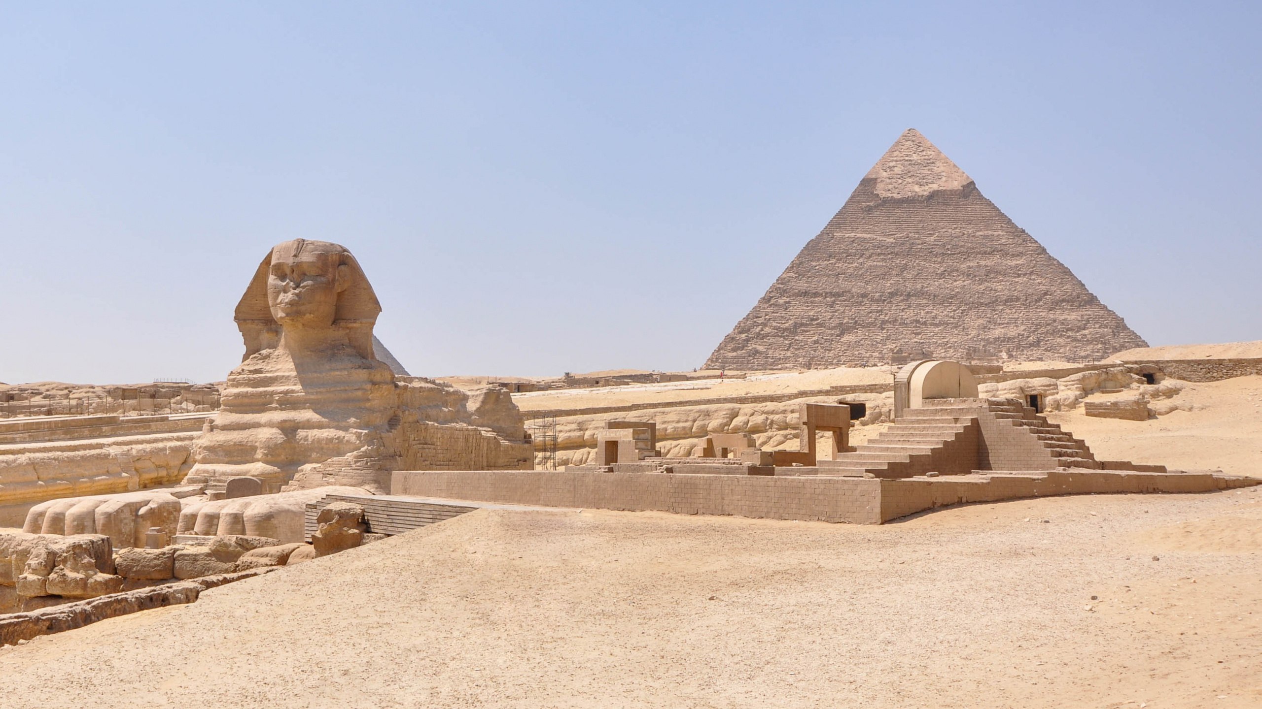 Braune Pyramide Unter Blauem Himmel Tagsüber. Wallpaper in 2560x1440 Resolution