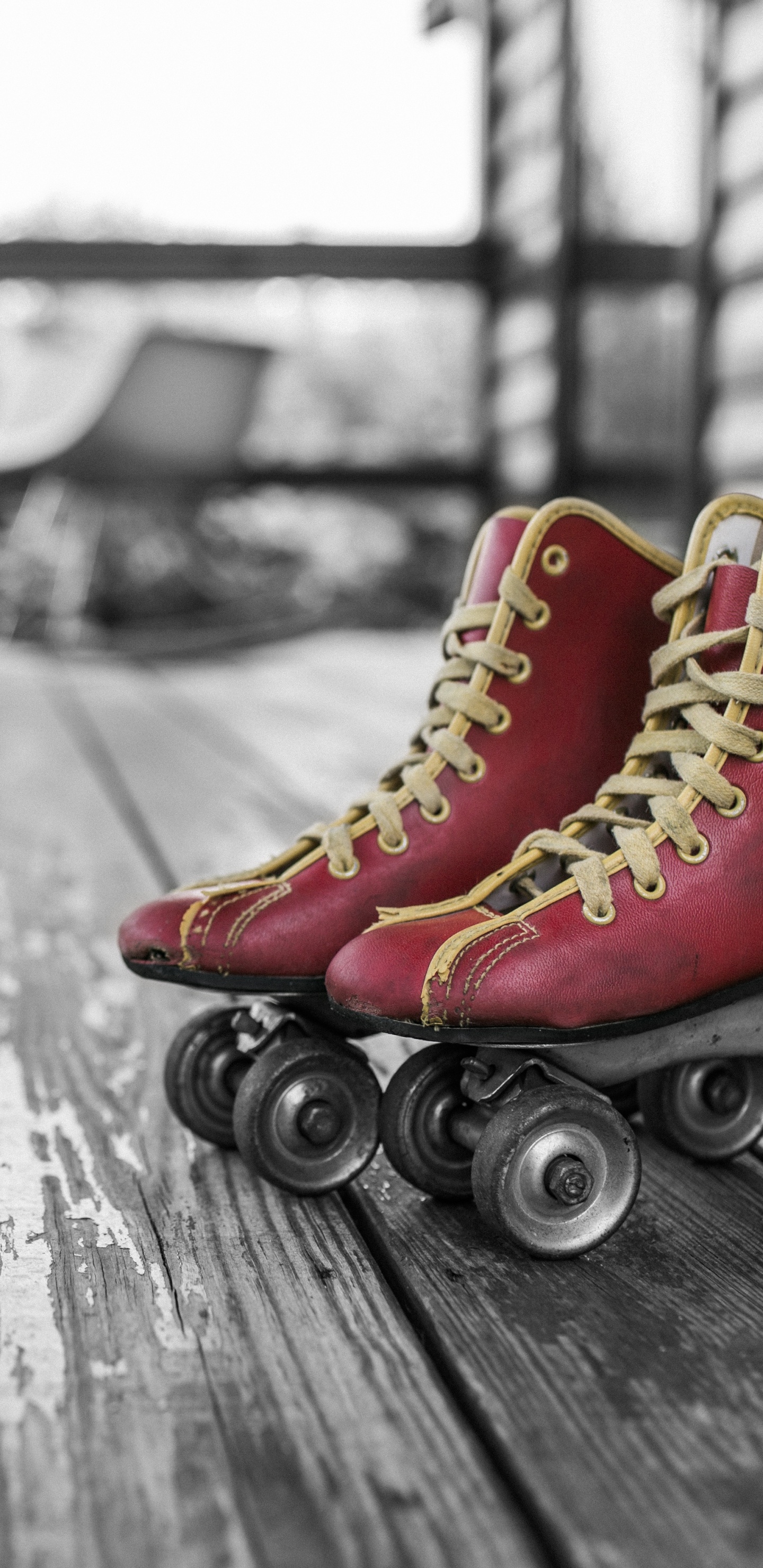 Baskets Montantes Rouges et Blanches Sur Plancher en Bois. Wallpaper in 1440x2960 Resolution