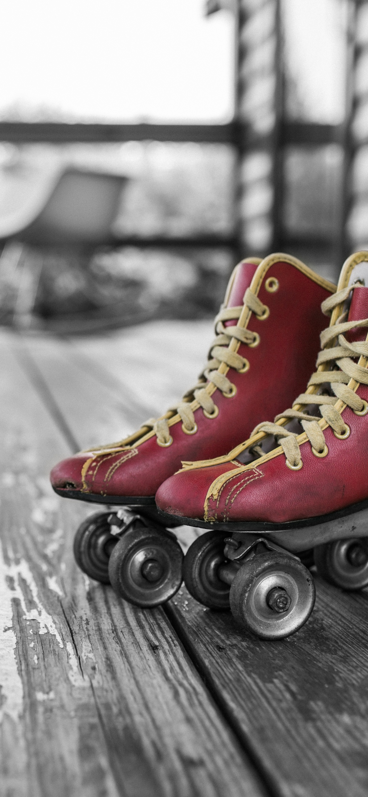 Rot-weiße High-Top-Sneaker Auf Holzboden. Wallpaper in 1242x2688 Resolution