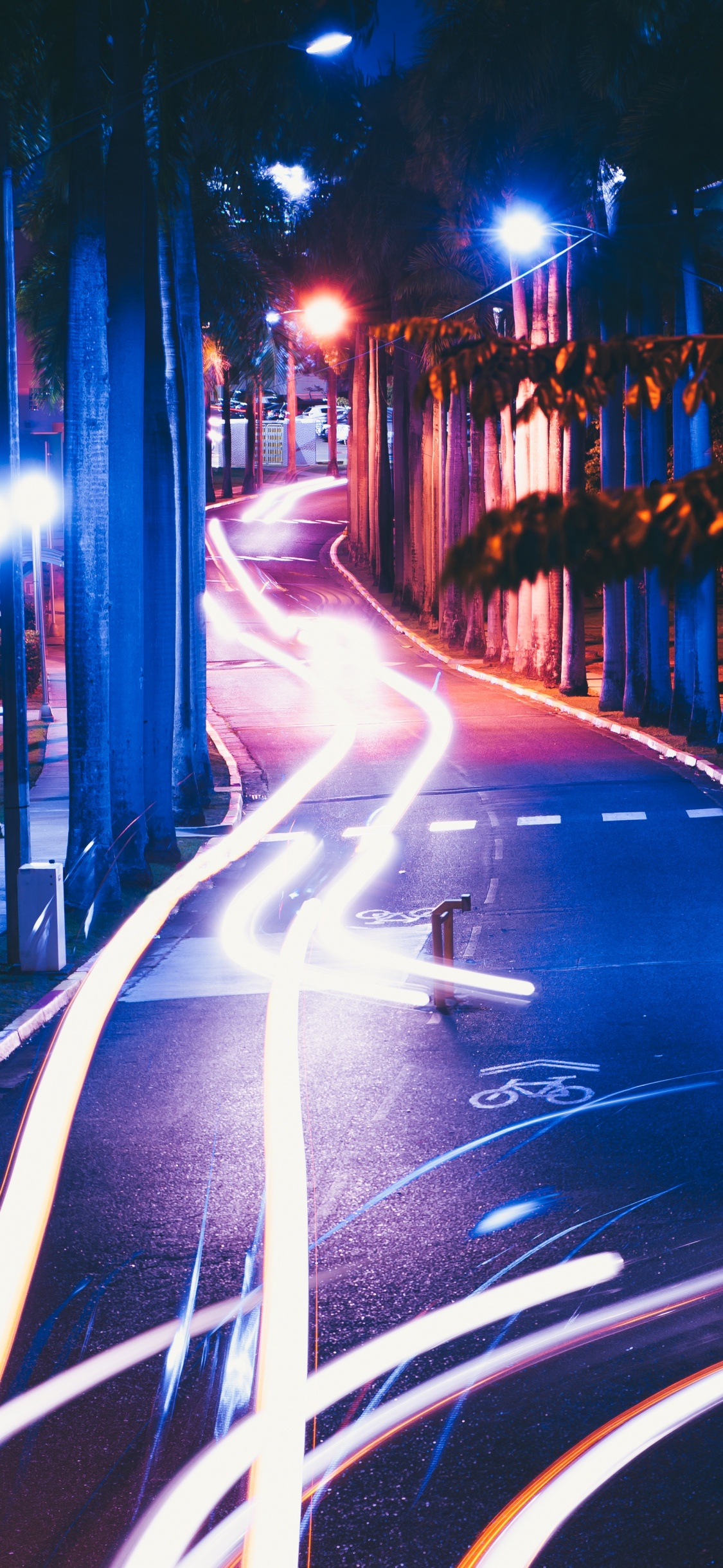 Schwarze Asphaltstraße Mit Lichtmast Während Der Nachtzeit Night. Wallpaper in 1125x2436 Resolution