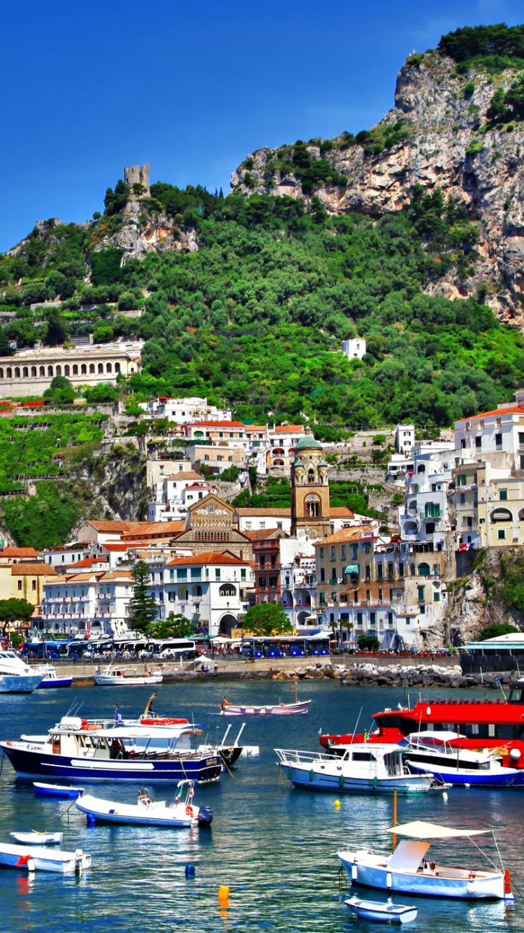 Bateau Blanc et Bleu Sur un Plan D'eau Près Des Bâtiments de la Ville Pendant la Journée. Wallpaper in 750x1334 Resolution