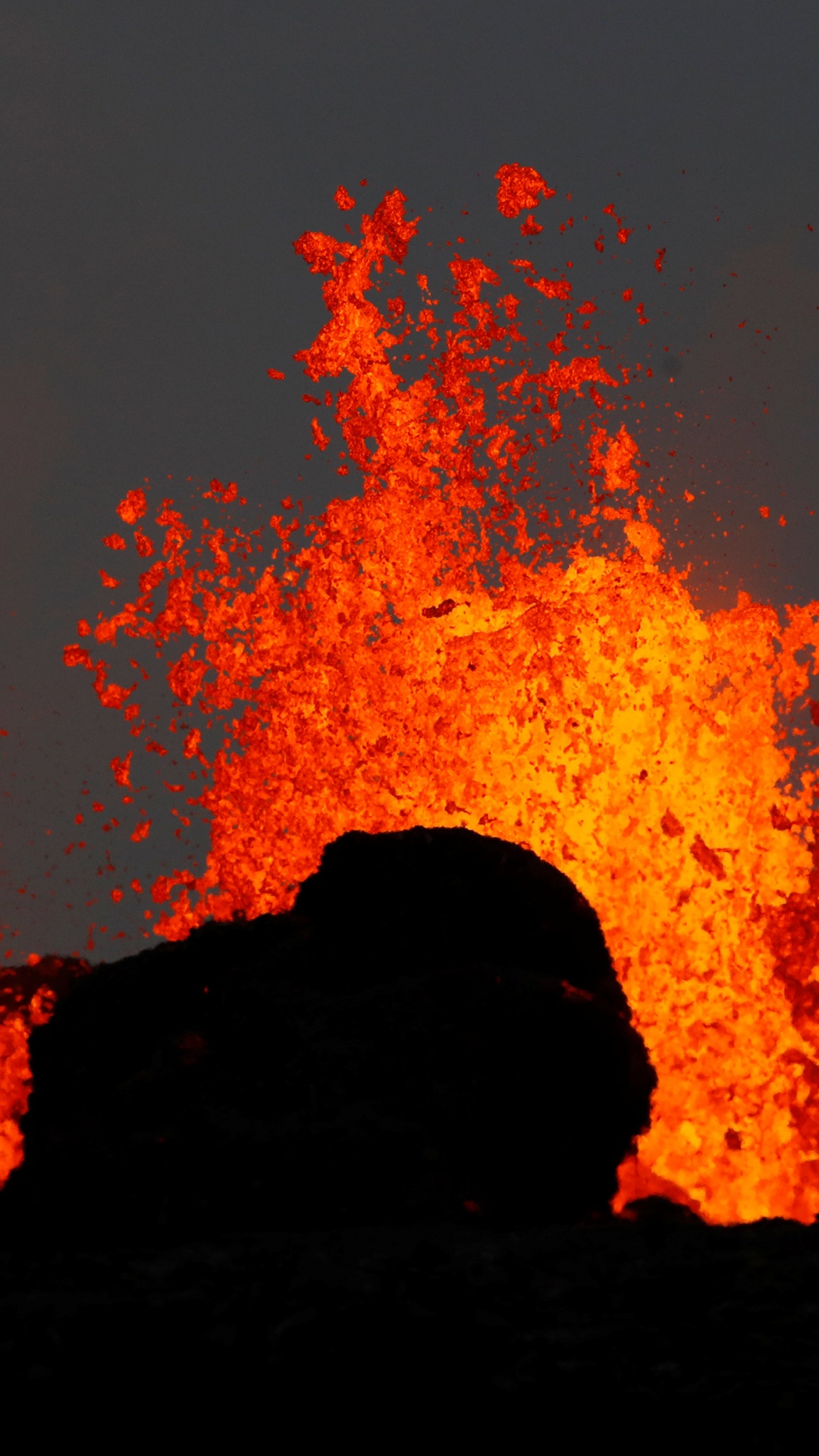 Silueta de Rocas y Árboles Durante la Noche. Wallpaper in 1080x1920 Resolution