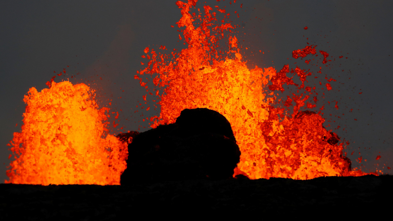Silhouette Von Felsen Und Bäumen Während Der Nacht. Wallpaper in 1280x720 Resolution