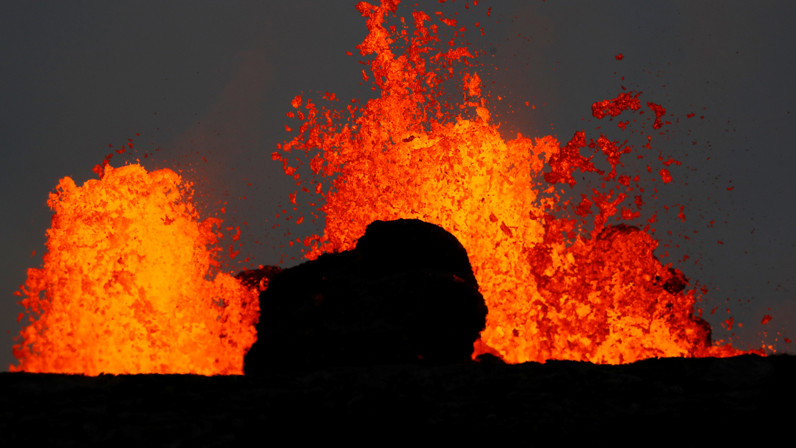 Silhouette Von Felsen Und Bäumen Während Der Nacht. Wallpaper in 2560x1440 Resolution