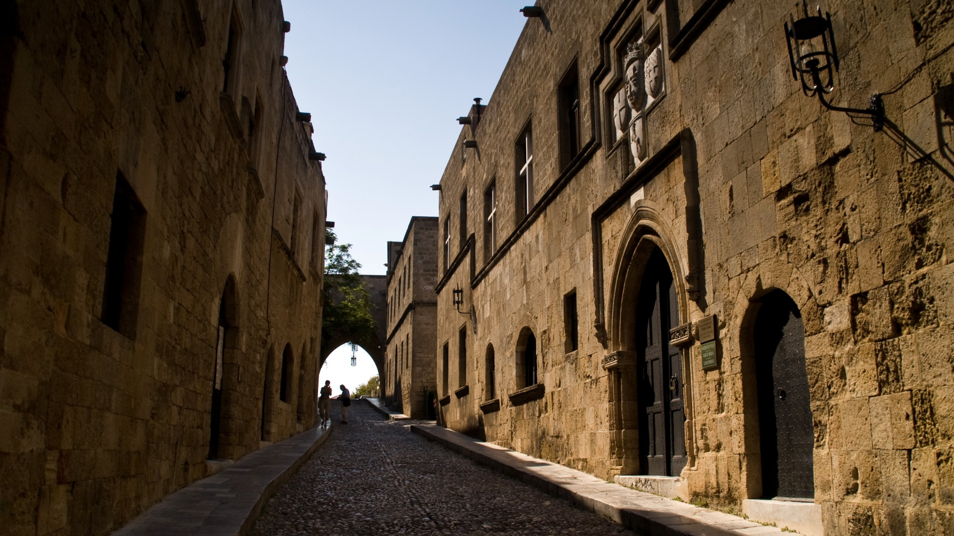 Edificio de Hormigón Marrón Durante el Día.. Wallpaper in 1920x1080 Resolution
