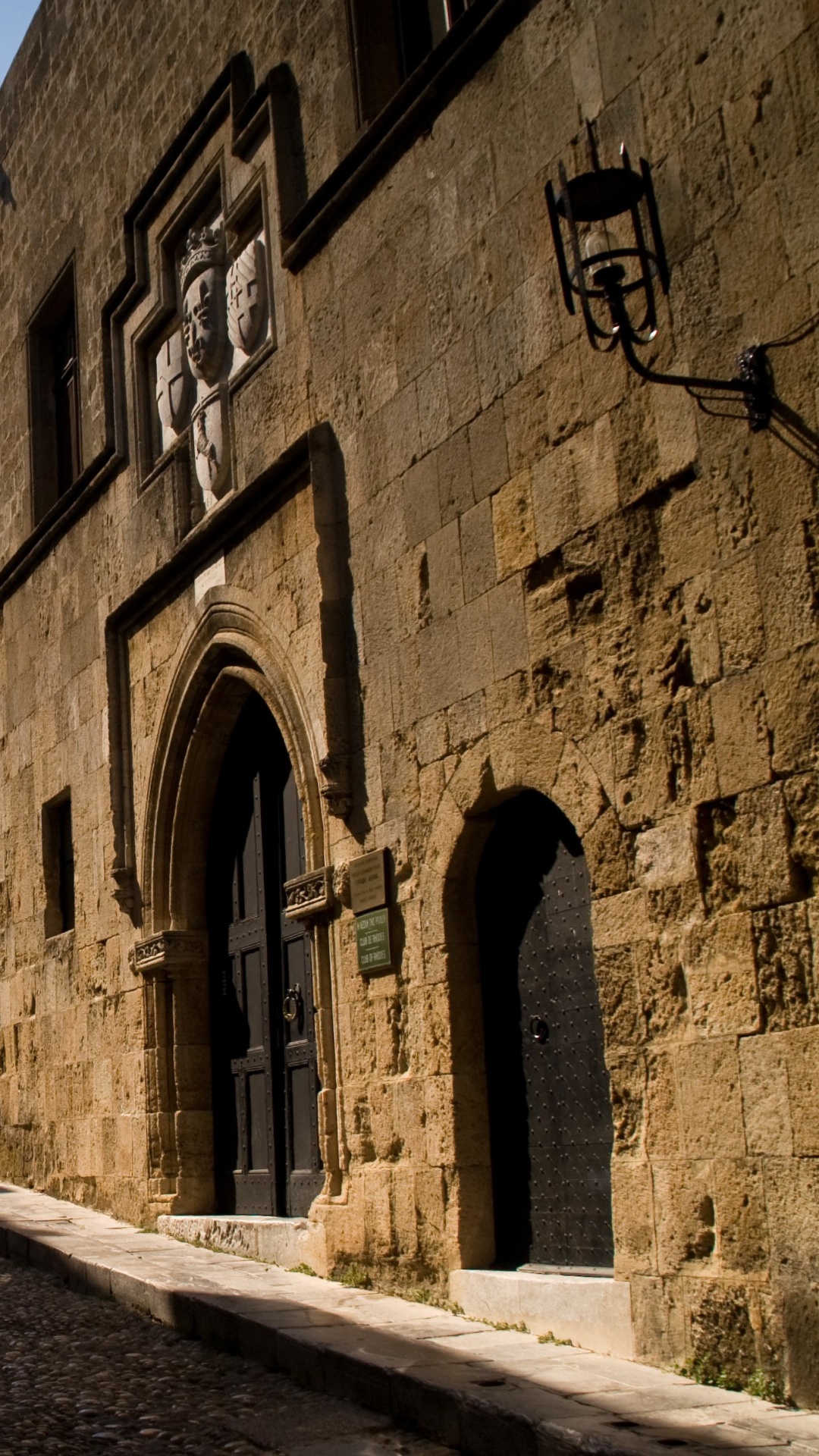 Braunes Betongebäude Tagsüber. Wallpaper in 1080x1920 Resolution