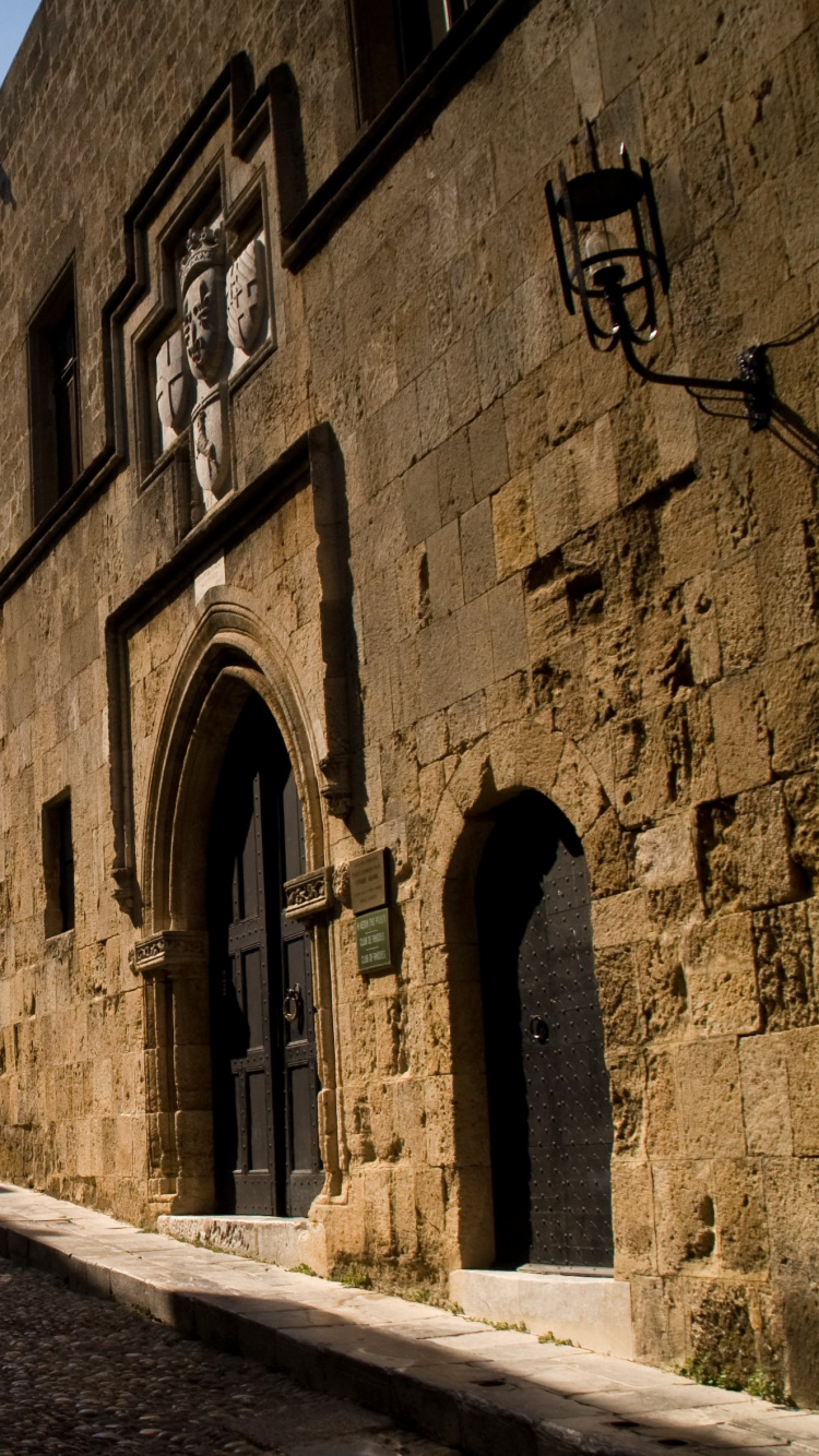 Braunes Betongebäude Tagsüber. Wallpaper in 750x1334 Resolution