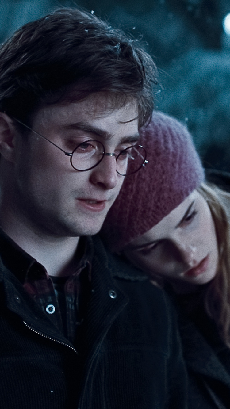 Mujer de Chaqueta Negra Vistiendo Gorro de Punto Rojo y Anteojos. Wallpaper in 750x1334 Resolution