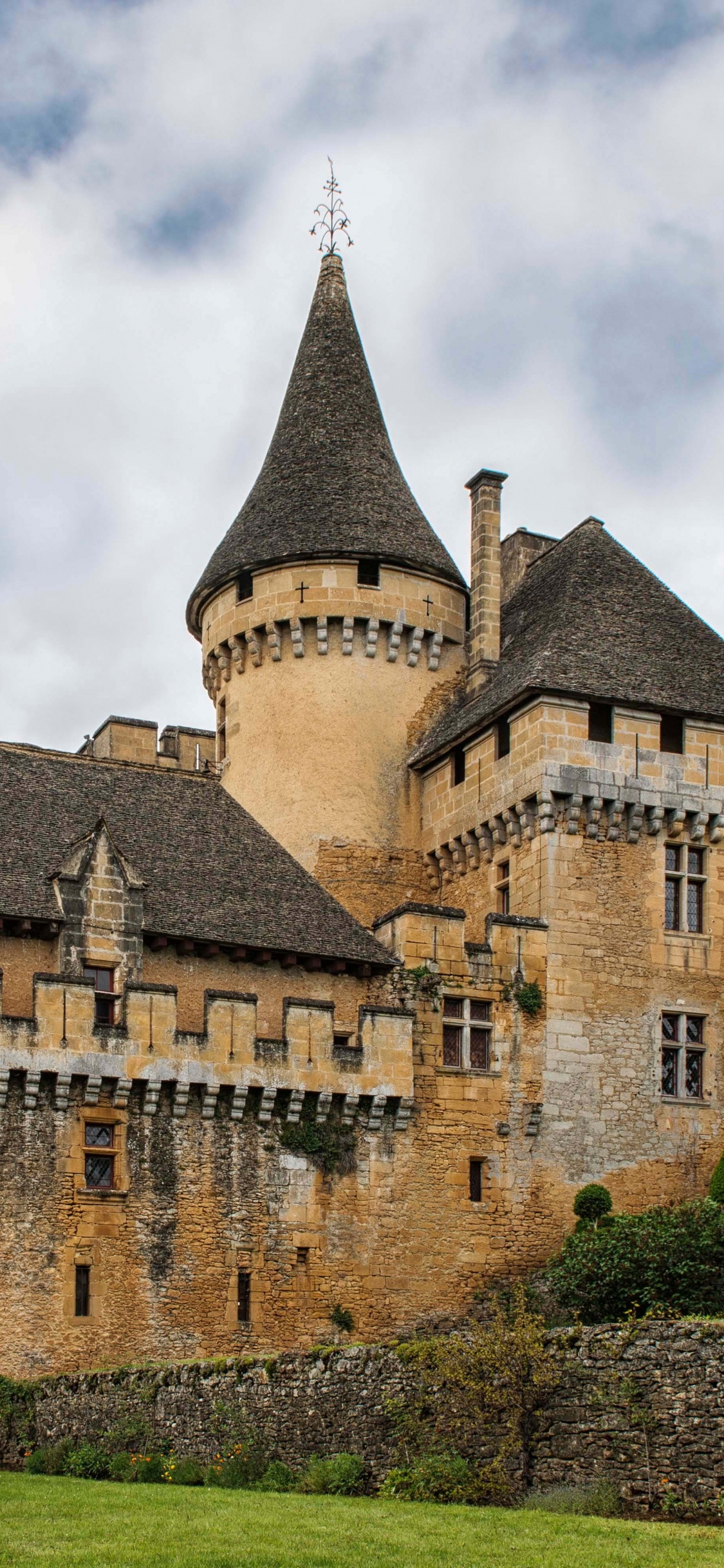 Braune Betonburg Unter Bewölktem Himmel Tagsüber. Wallpaper in 1125x2436 Resolution