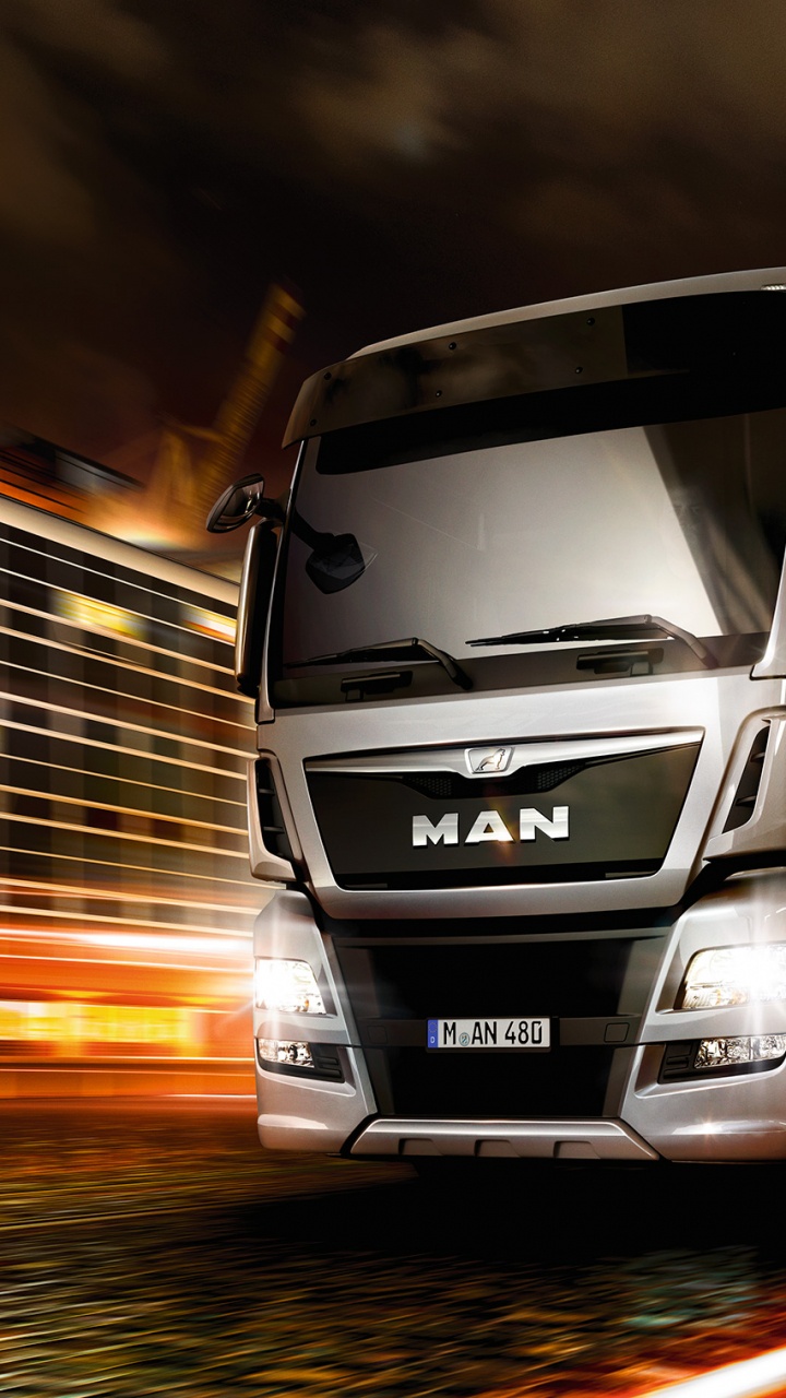 Camion Mercedes Benz Blanc Sur Route Pendant la Nuit. Wallpaper in 720x1280 Resolution