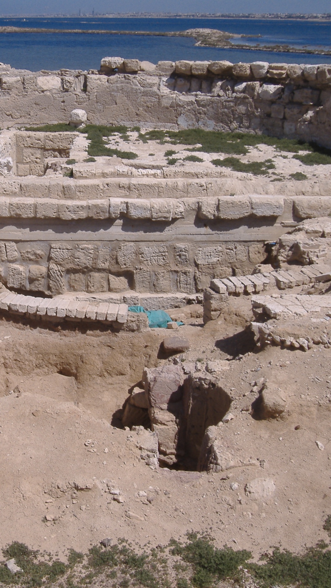 Persona Con Camisa Azul Sentada Sobre Una Formación Rocosa Marrón Durante el Día. Wallpaper in 1080x1920 Resolution