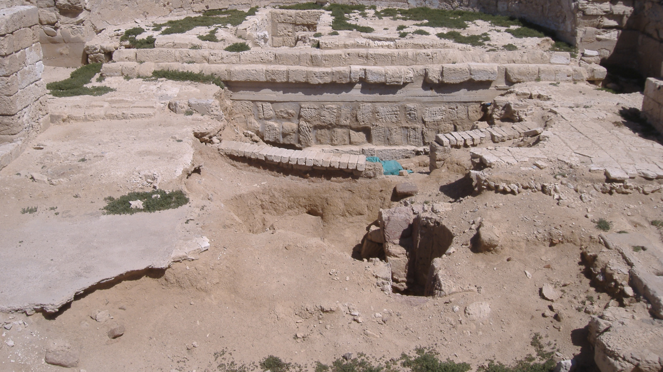 Persona Con Camisa Azul Sentada Sobre Una Formación Rocosa Marrón Durante el Día. Wallpaper in 1366x768 Resolution