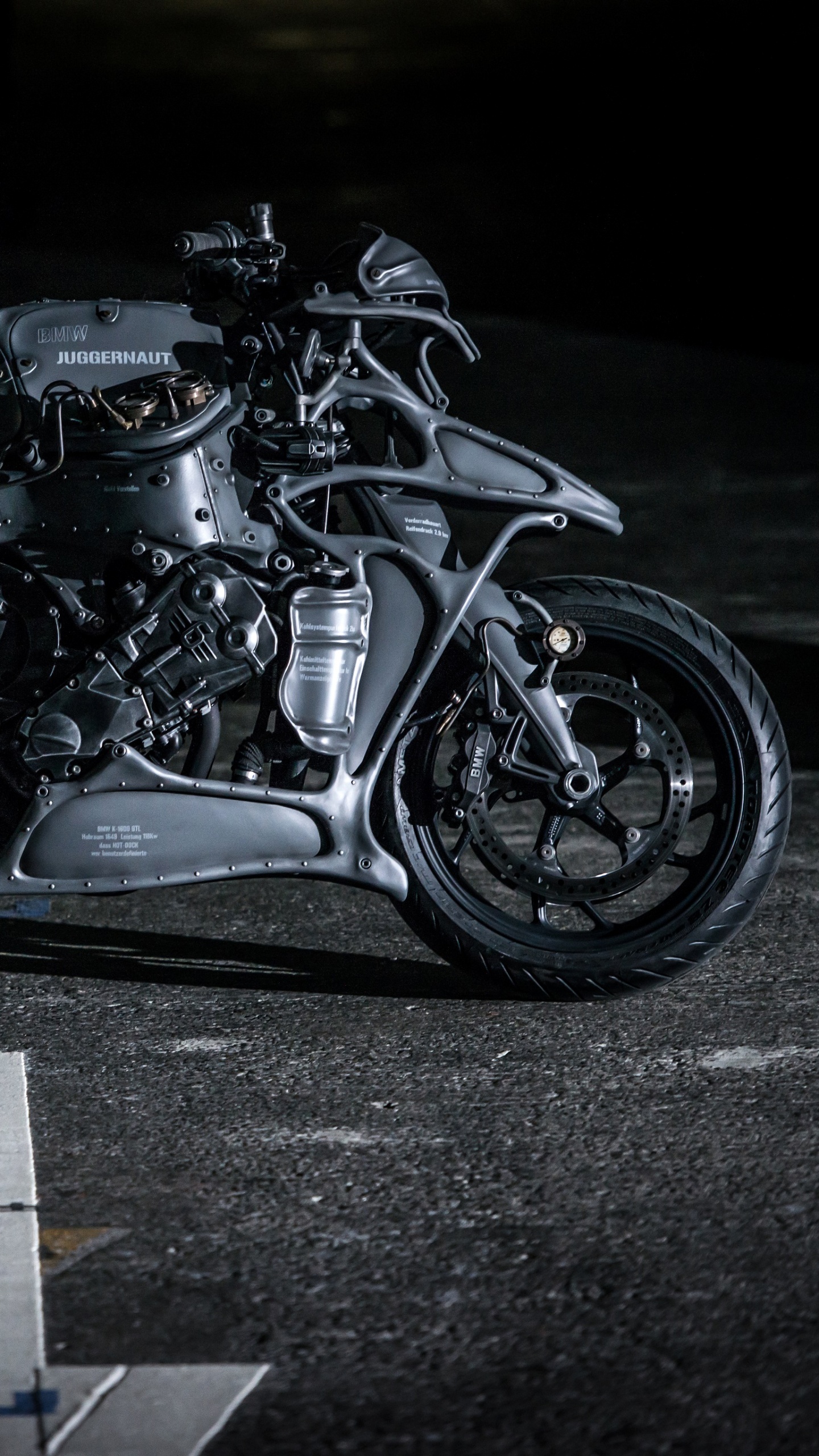 Schwarz-silbernes Cruiser-Motorrad. Wallpaper in 1440x2560 Resolution