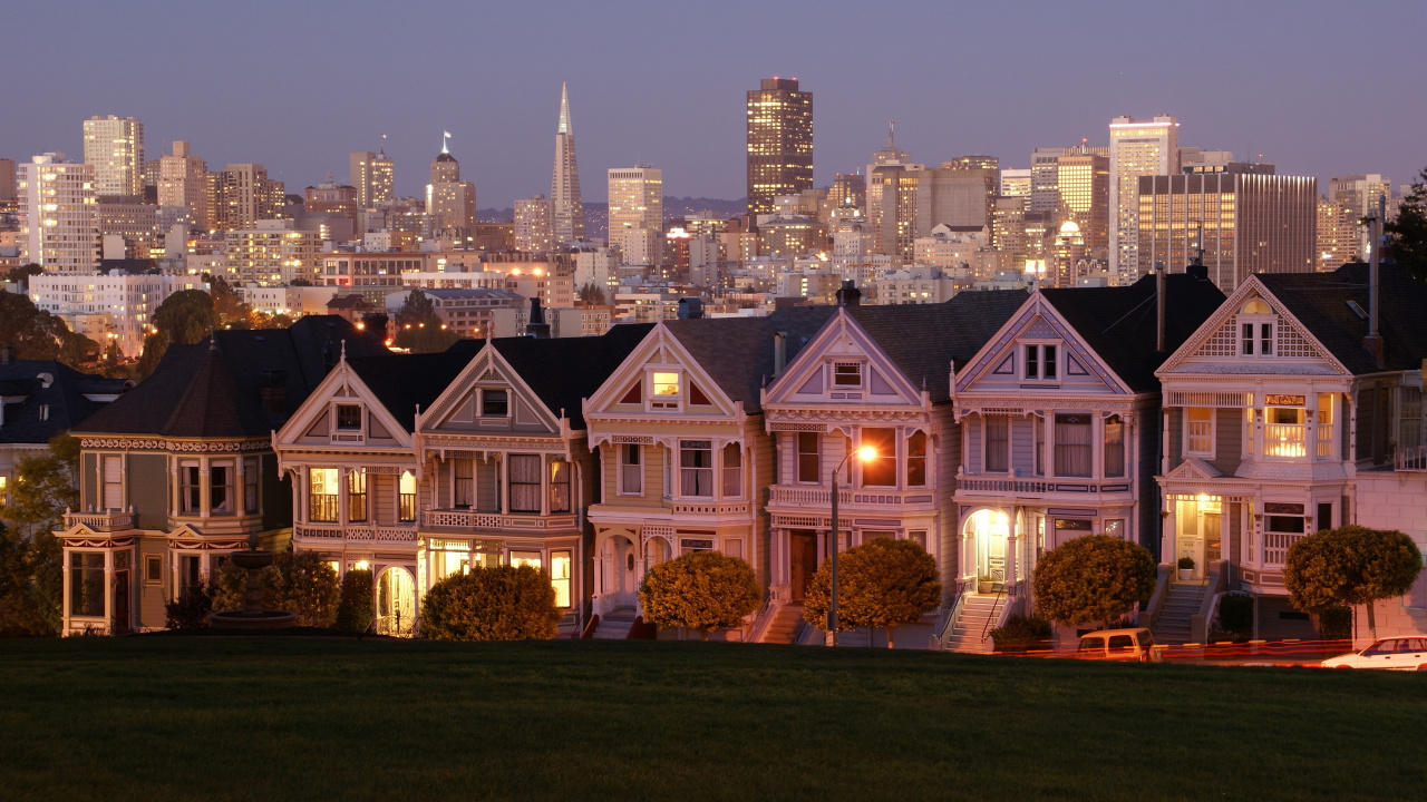 Braunes Und Weißes Betongebäude Während Der Nacht. Wallpaper in 1280x720 Resolution