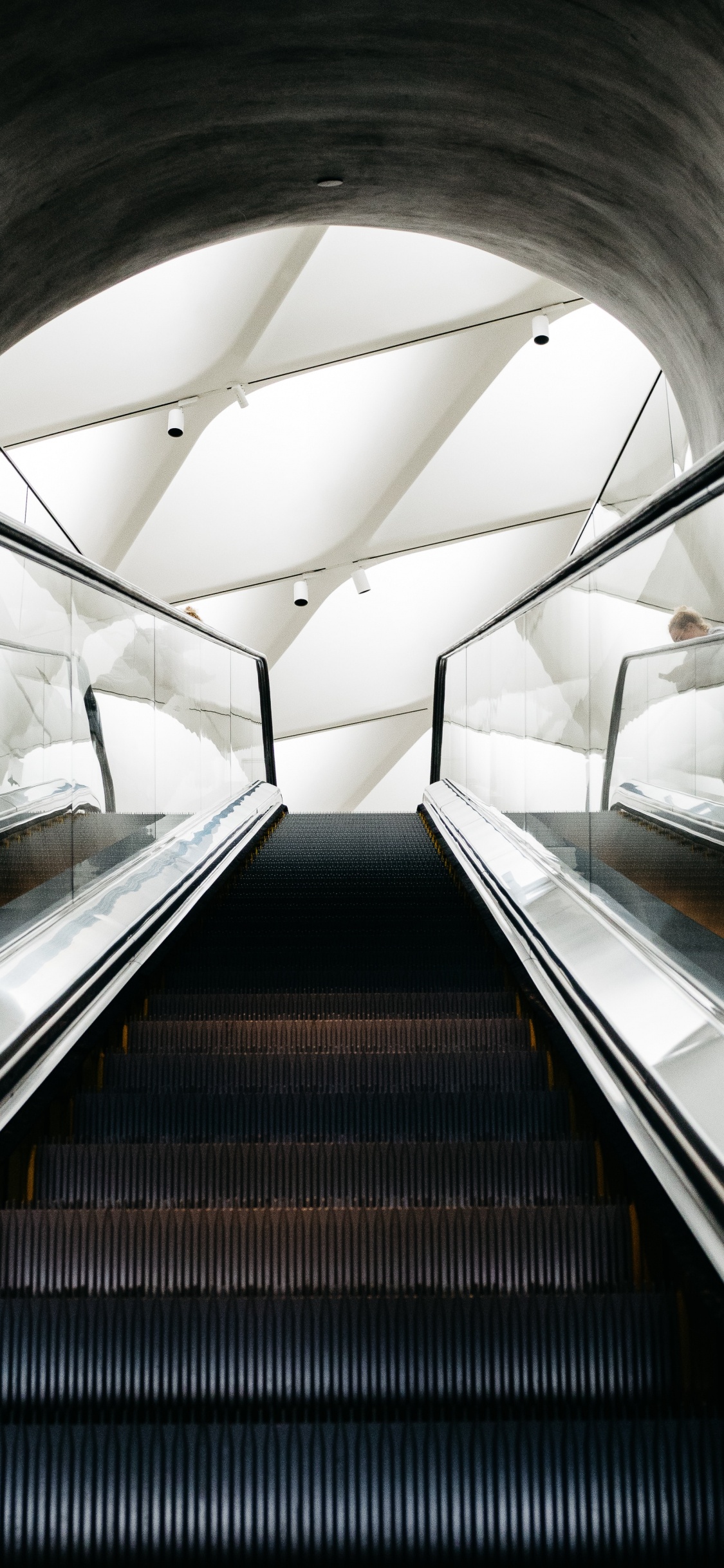 Escalator Noir Dans un Tunnel. Wallpaper in 1125x2436 Resolution