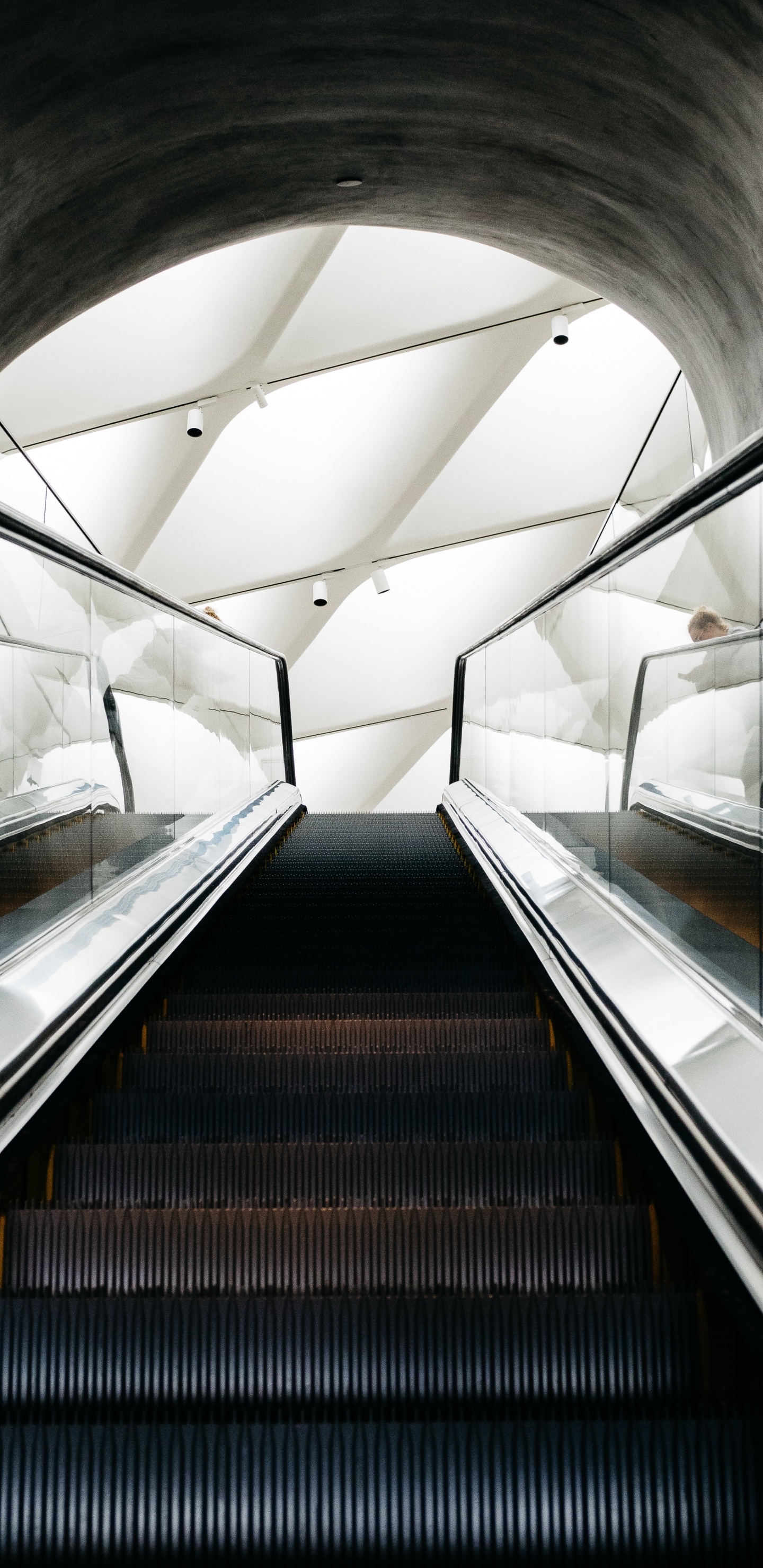 Escalator Noir Dans un Tunnel. Wallpaper in 1440x2960 Resolution