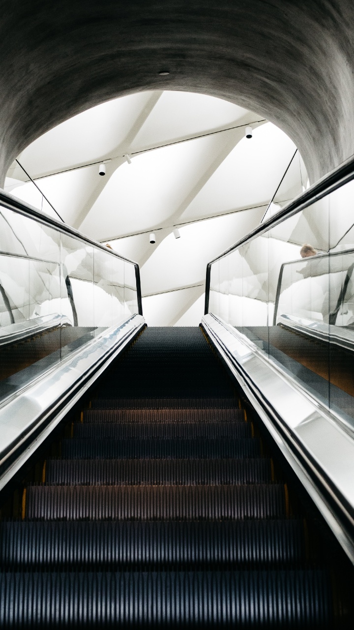 Schwarze Rolltreppe in Einem Tunnel. Wallpaper in 720x1280 Resolution
