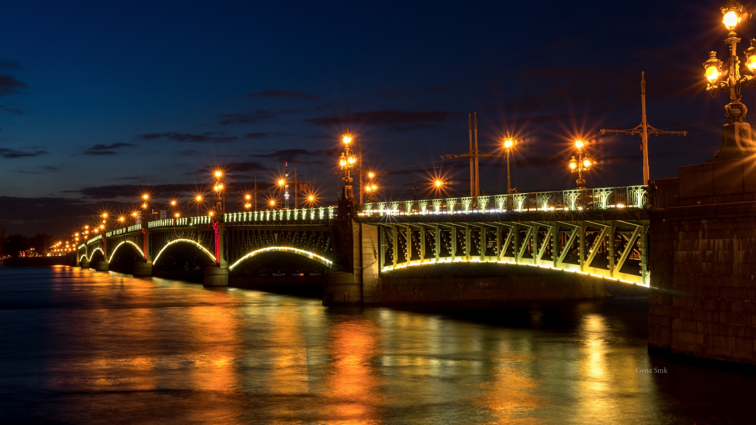 Puente Sobre el Agua Durante la Noche. Wallpaper in 2560x1440 Resolution