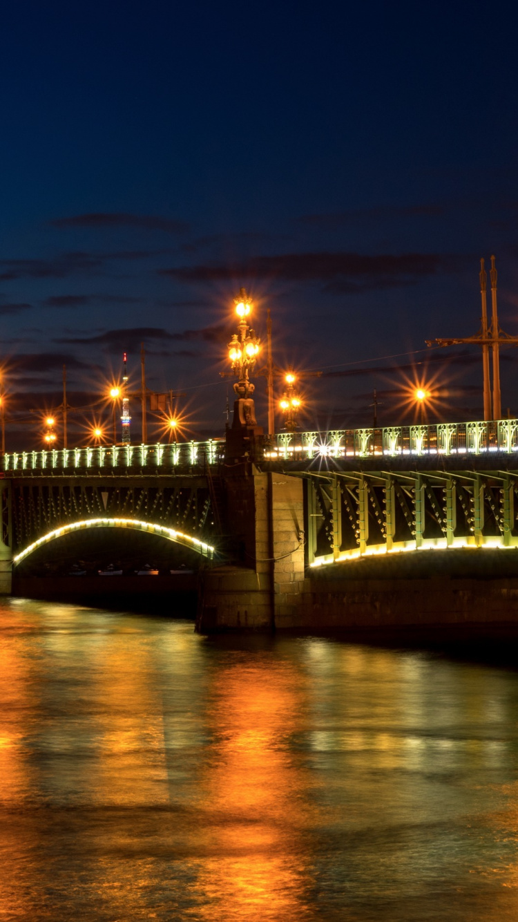 Brücke Über Wasser Während Der Nacht Night. Wallpaper in 750x1334 Resolution
