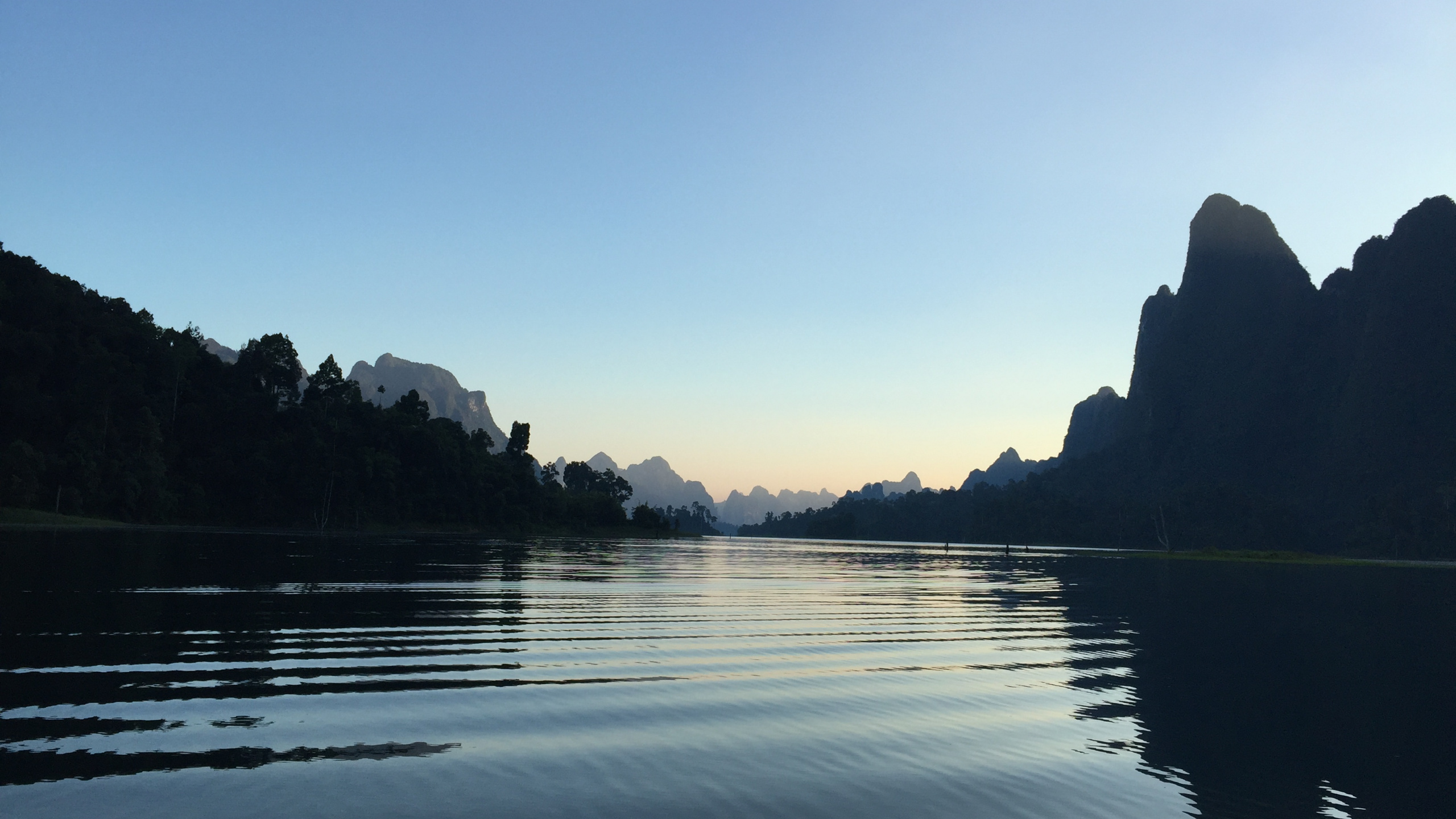 Reflexión, Cuerpo de Agua, Las Formaciones Montañosas, Naturaleza, Costa. Wallpaper in 2560x1440 Resolution