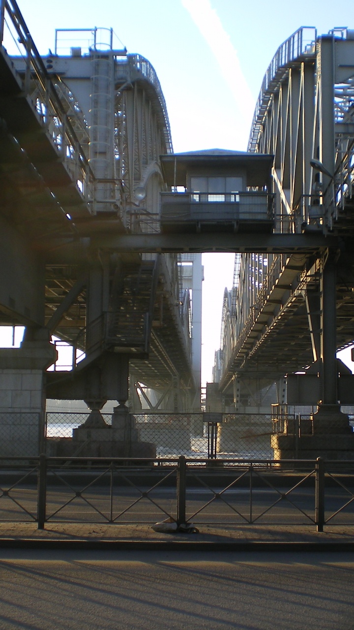 Graue Metallbrücke Tagsüber. Wallpaper in 720x1280 Resolution