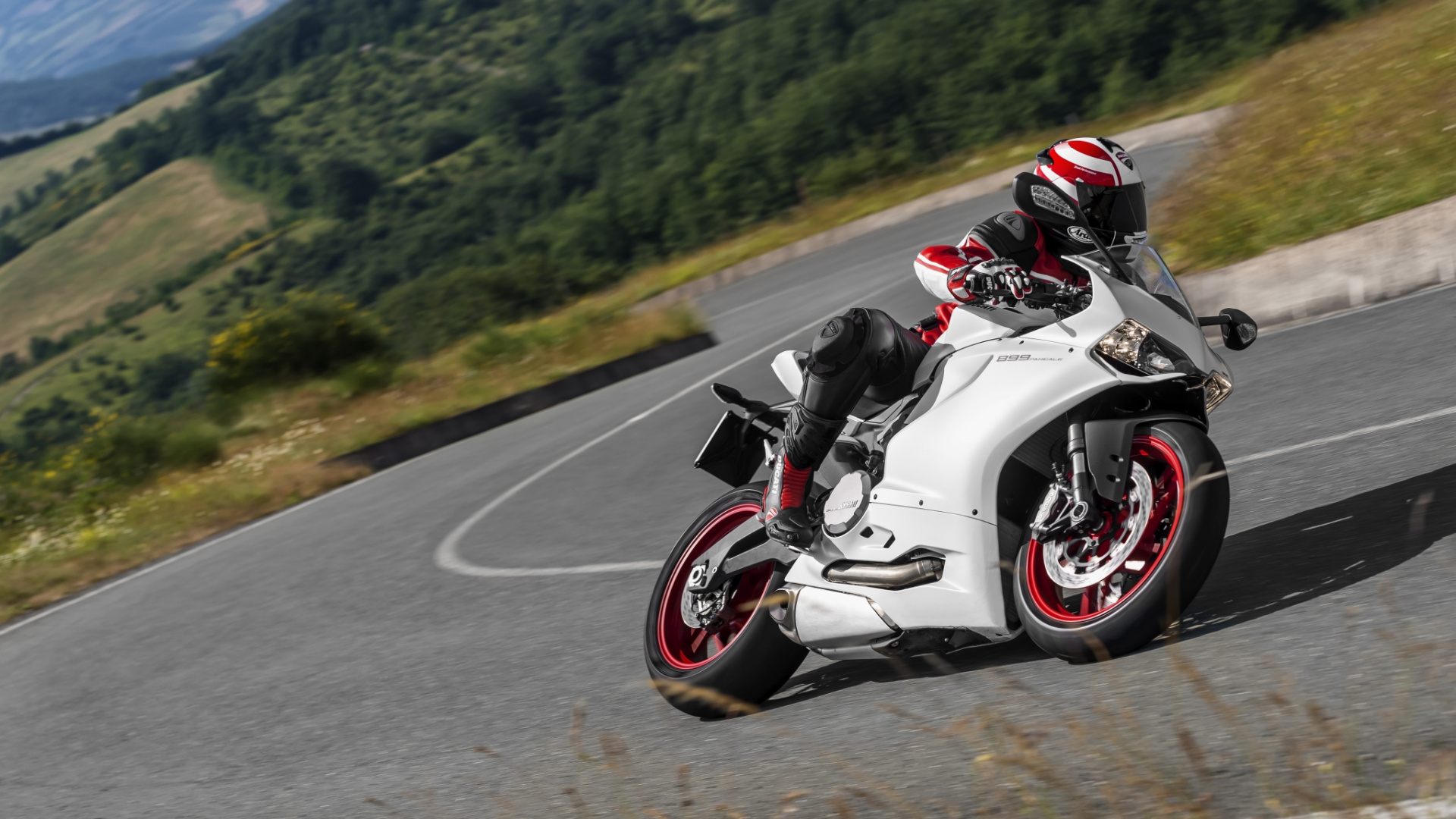 Mann, Der Tagsüber Auf Weißem Und Schwarzem Sportfahrrad Auf Der Straße Fährt. Wallpaper in 1920x1080 Resolution