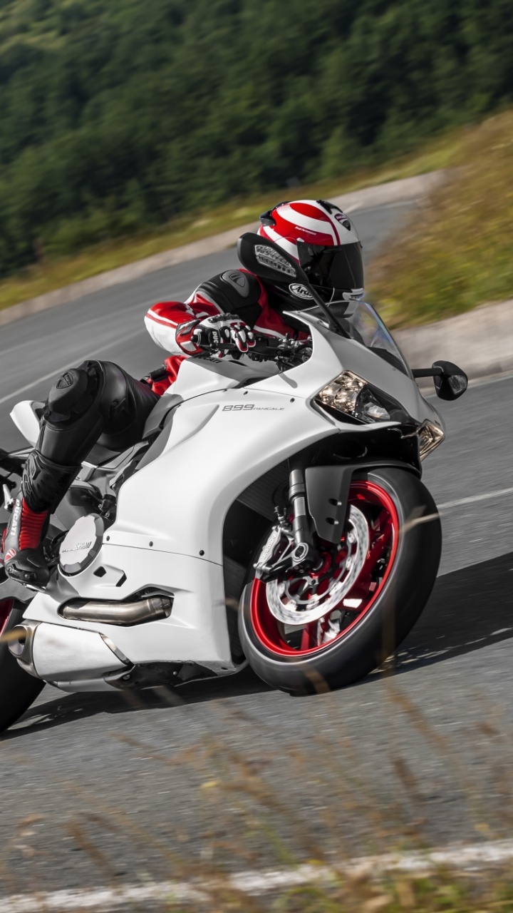 Mann, Der Tagsüber Auf Weißem Und Schwarzem Sportfahrrad Auf Der Straße Fährt. Wallpaper in 720x1280 Resolution