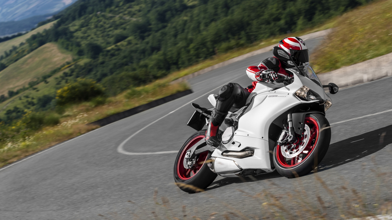 Homme Monté Sur un Vélo de Sport Blanc et Noir Sur la Route Pendant la Journée. Wallpaper in 1280x720 Resolution