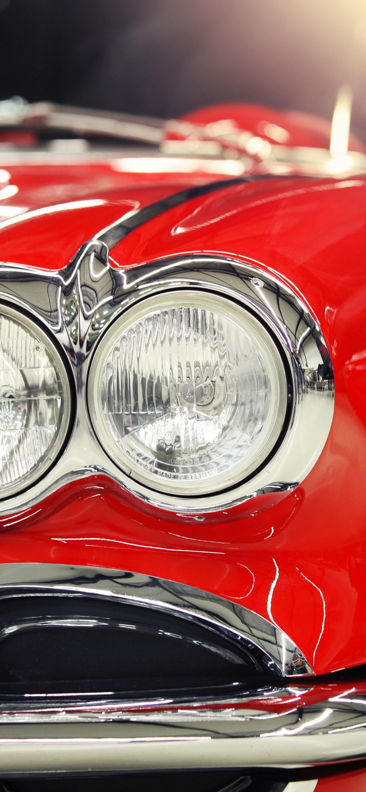 Voiture Rouge et Argent en Gros Plan. Wallpaper in 1242x2688 Resolution