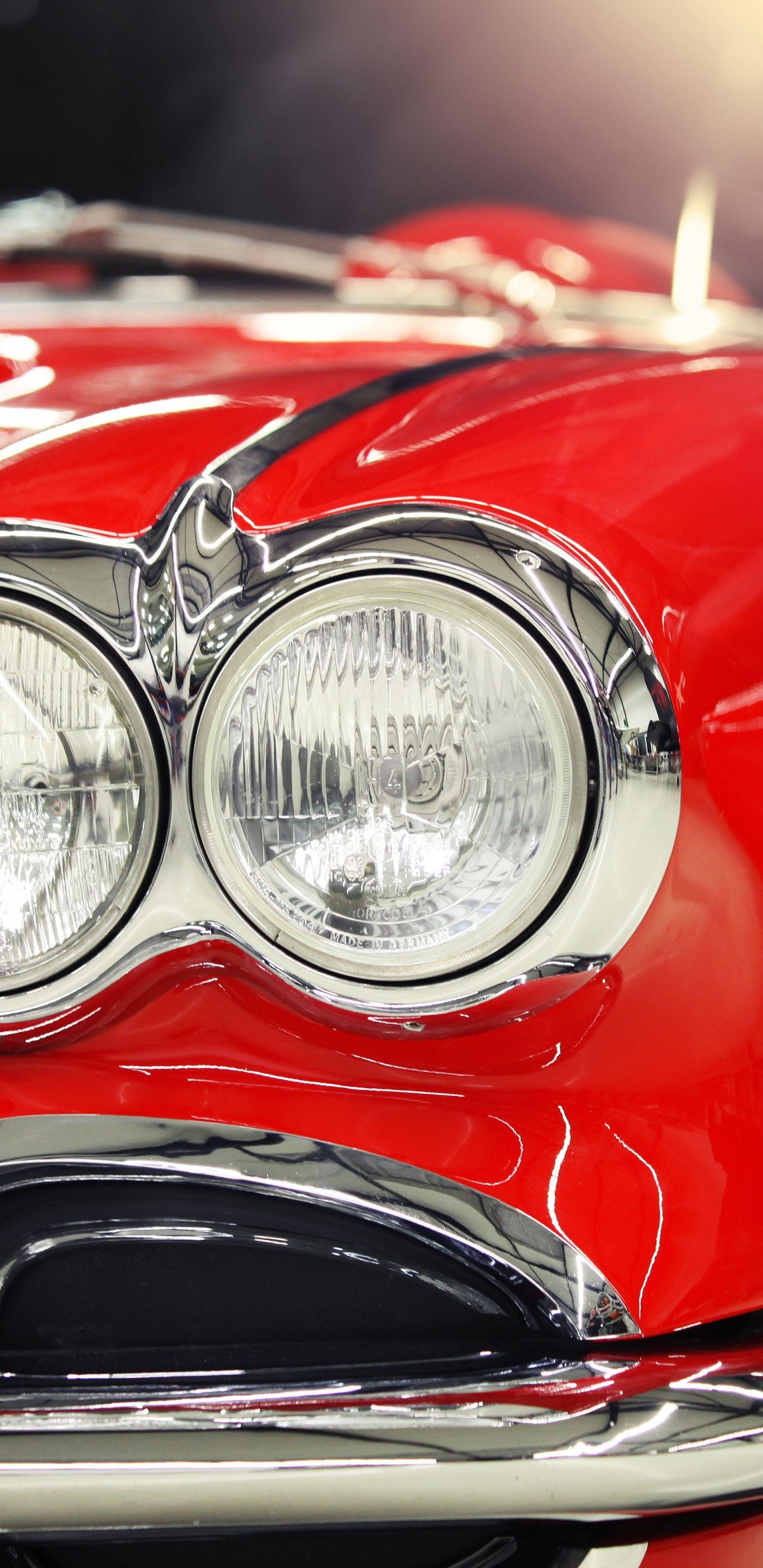 Voiture Rouge et Argent en Gros Plan. Wallpaper in 1440x2960 Resolution