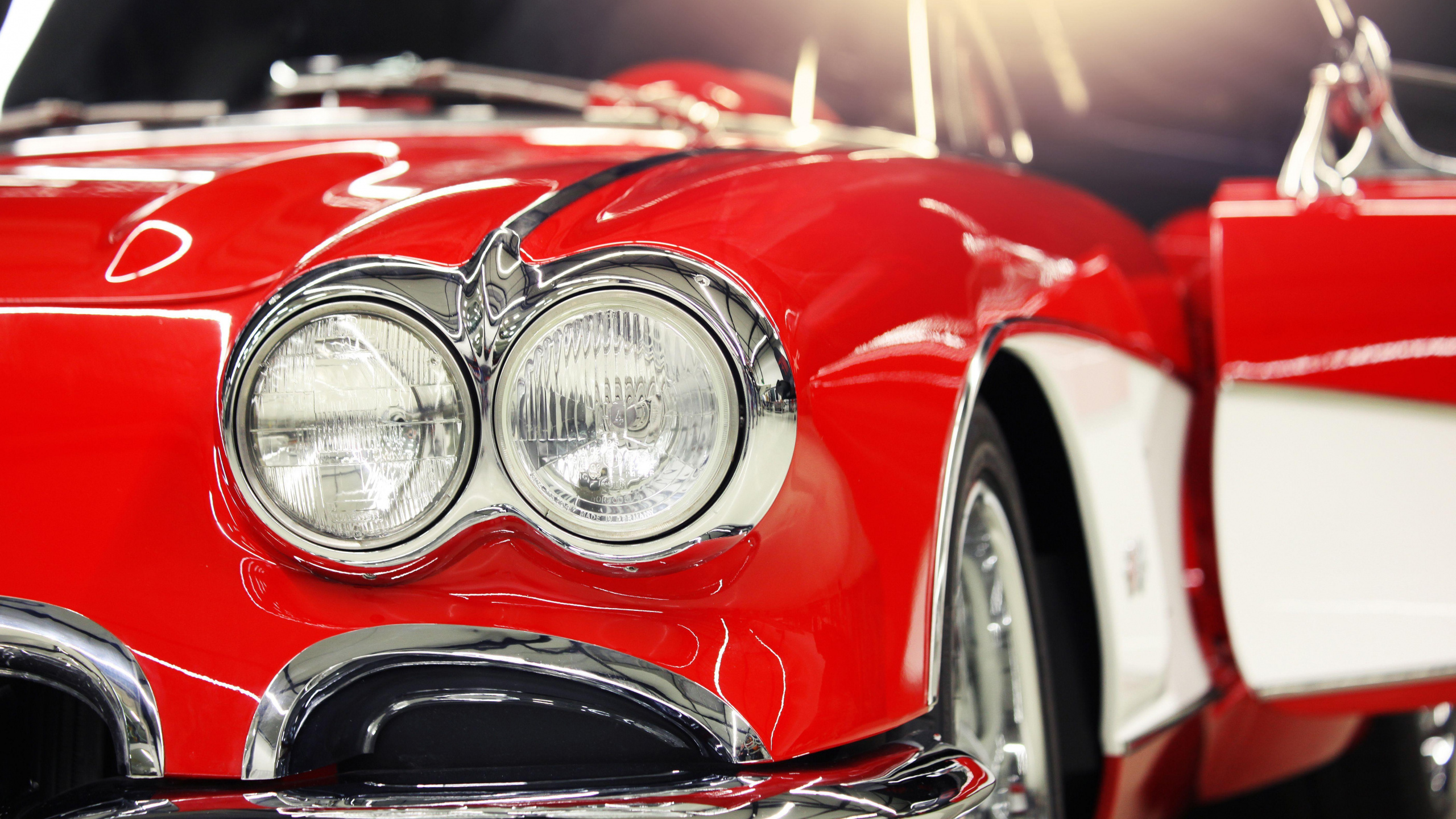 Voiture Rouge et Argent en Gros Plan. Wallpaper in 2560x1440 Resolution