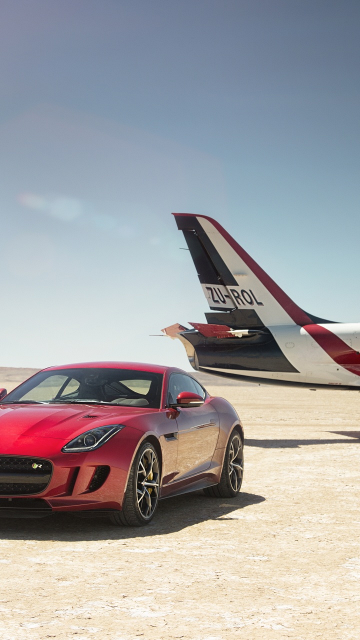 Rotes Und Weißes Flugzeug Auf Weißem Sand Tagsüber. Wallpaper in 720x1280 Resolution