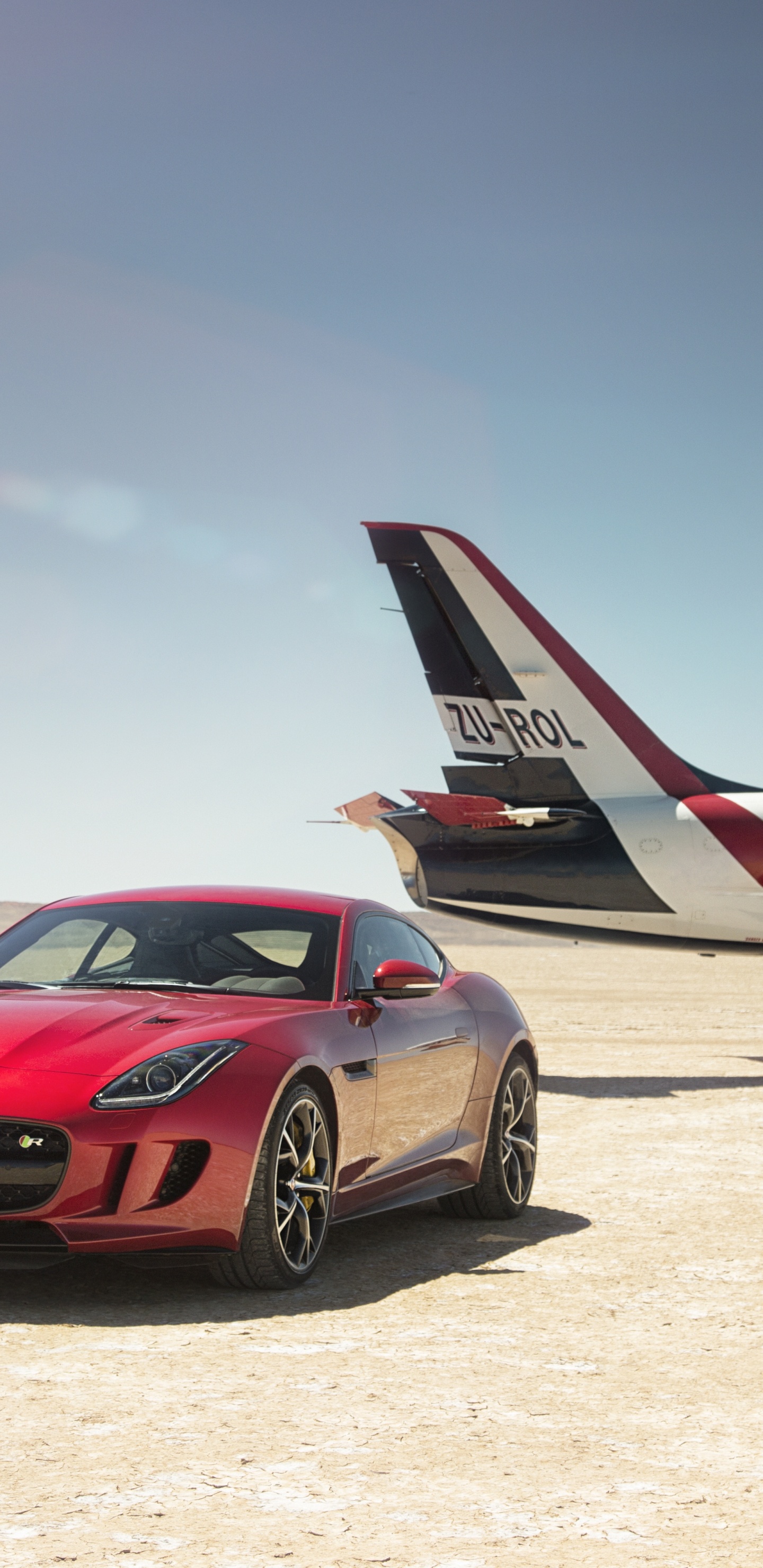 Avión Rojo y Blanco Sobre Arena Blanca Durante el Día. Wallpaper in 1440x2960 Resolution