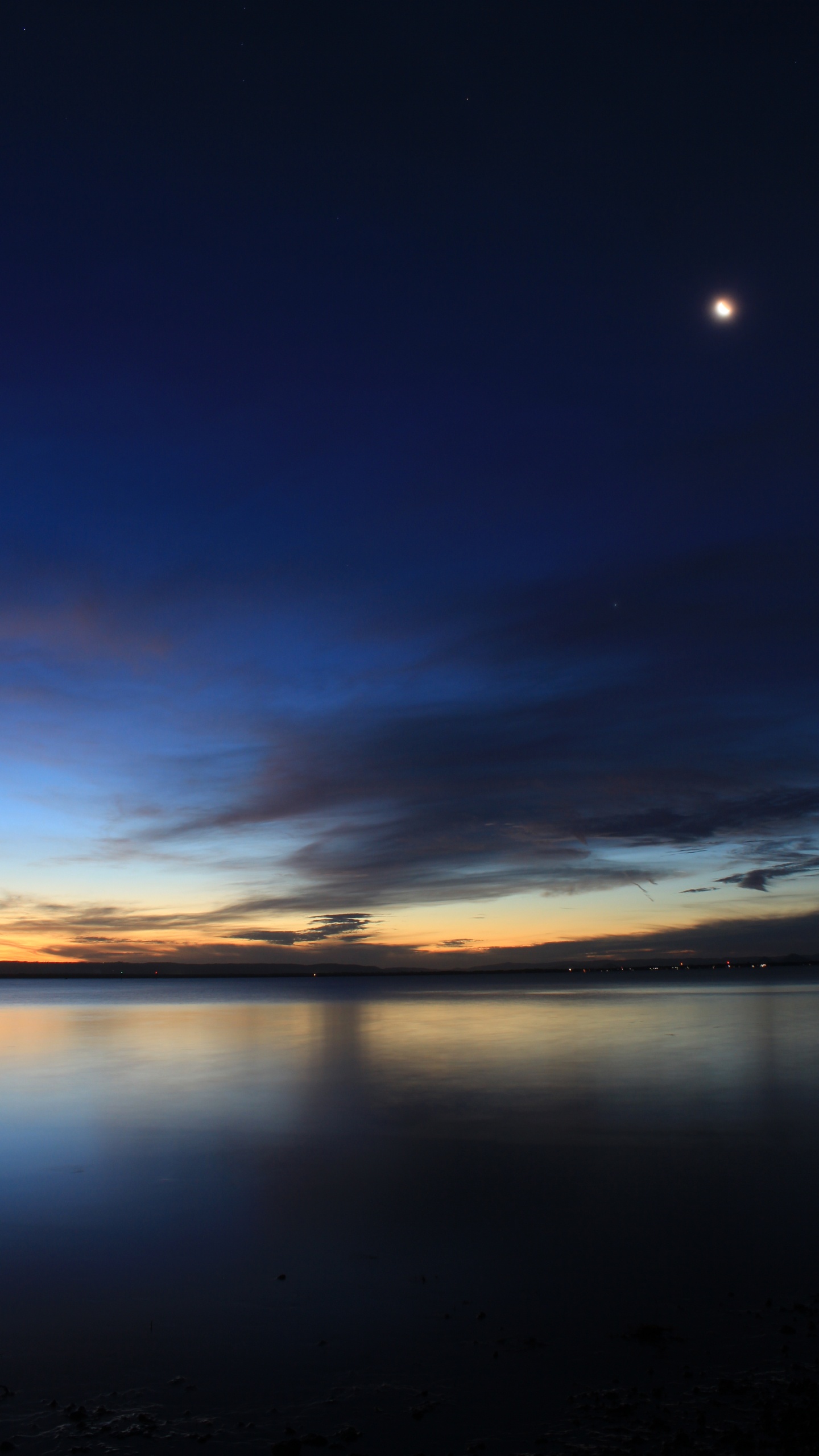 Plan D'eau Sous le Ciel Bleu au Coucher du Soleil. Wallpaper in 1440x2560 Resolution