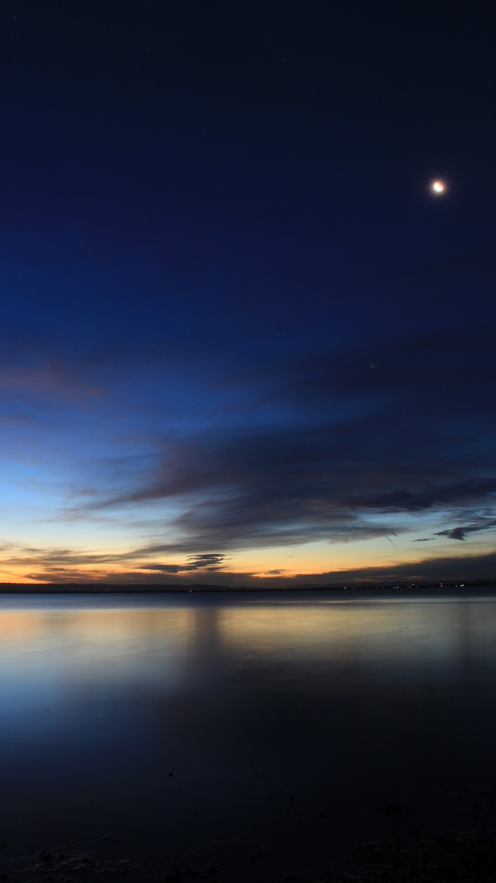 Plan D'eau Sous le Ciel Bleu au Coucher du Soleil. Wallpaper in 720x1280 Resolution